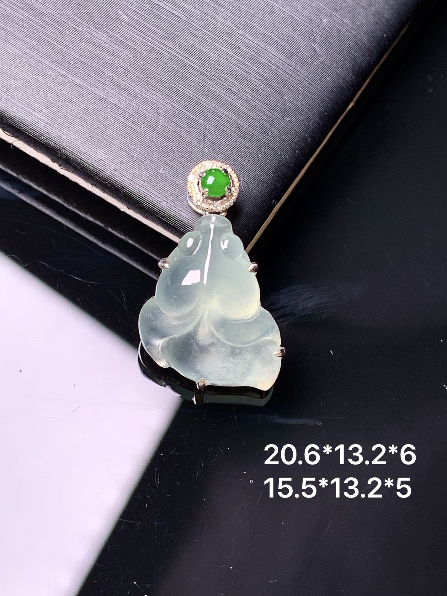 18k金钻镶嵌冰种金鱼吊坠 玉质细腻 色泽艳丽清新 水润亮眼 整体尺寸20.6*13.2*6c5