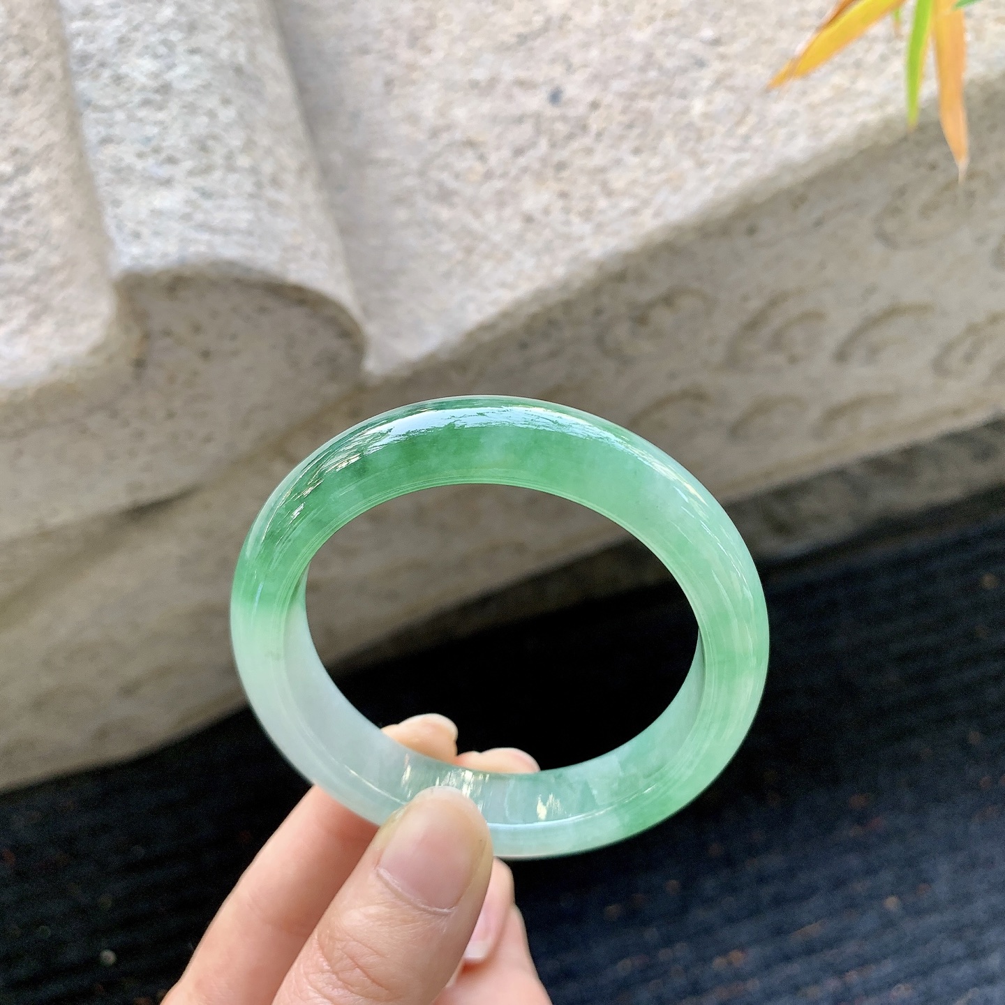 正圈53 54【圈口】54.3/12.5/8.4【编码】YT011951【描述】糯冰飘绿，水润，种老，细腻，打灯有絮线