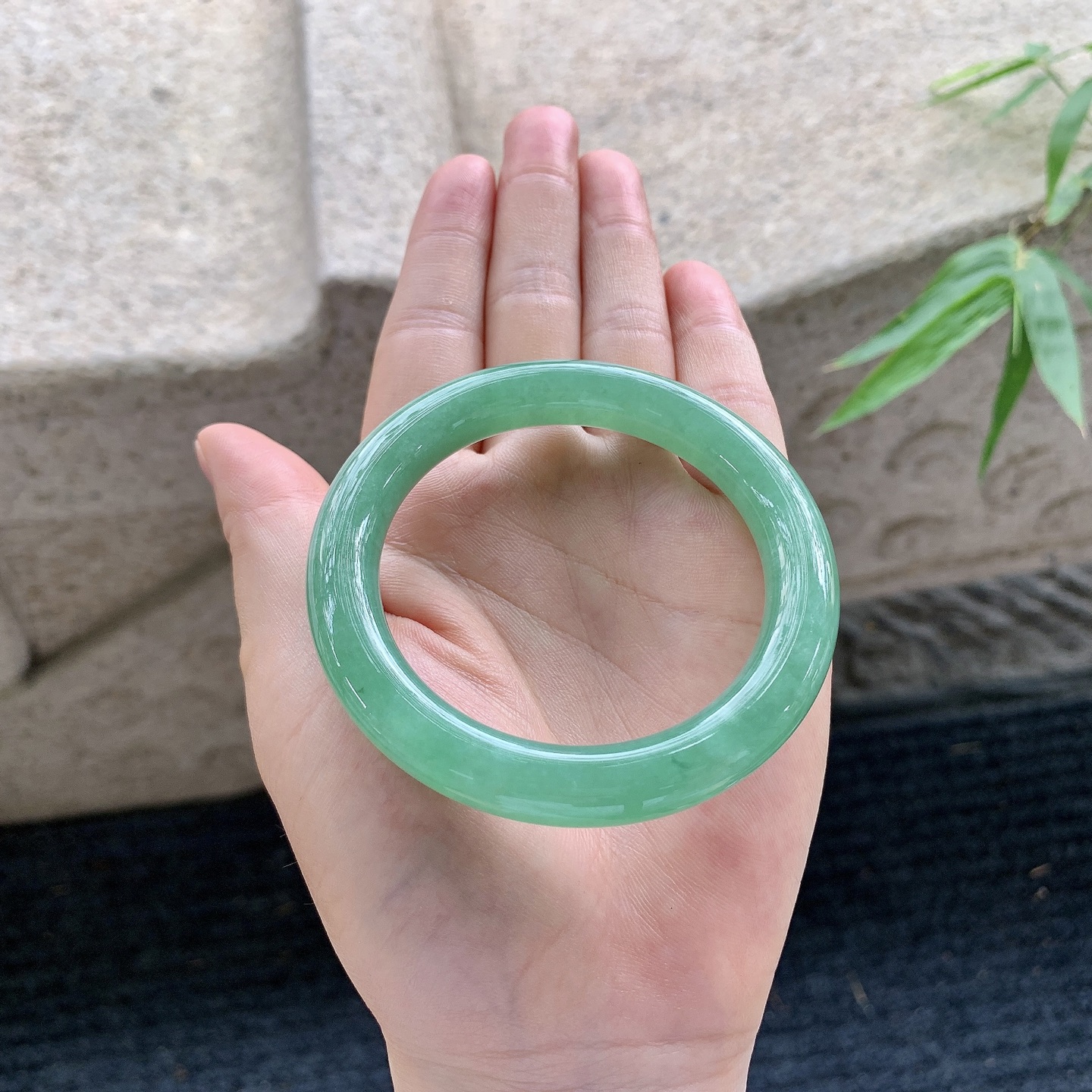 圆条51 52【圈口】52.8/9.8/9.7【编码】FL040367【描述】满绿，水润，种老，有纹线