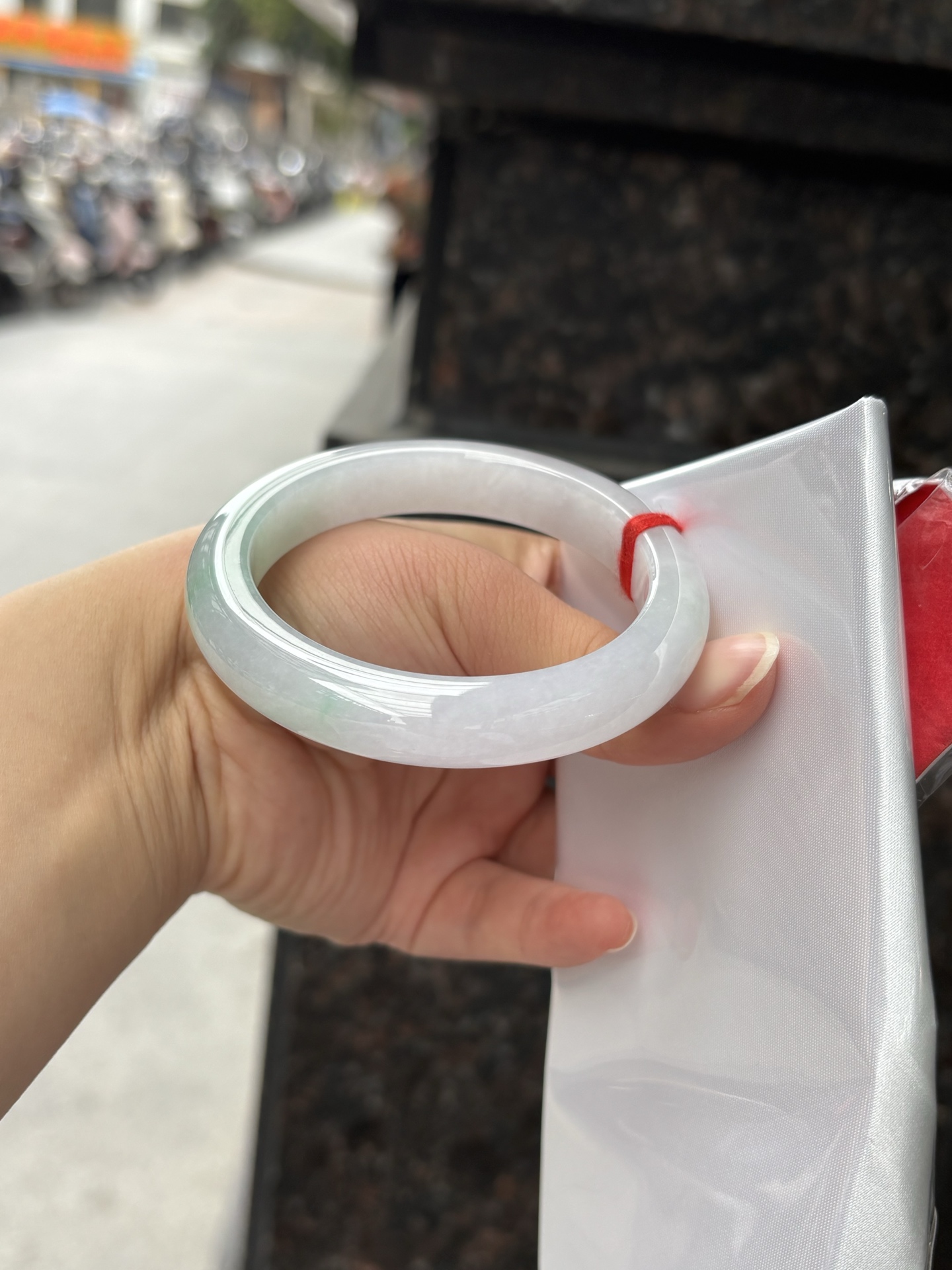 春彩正圈 55.6-11.3-9 0408-N376-2 打灯多处棉纹，底妆干净细腻，阳绿花色碰上梦幻般的春，像是融化了的春天，所有的美好交织在一起，让人心生宁静而淡淡的欢喜