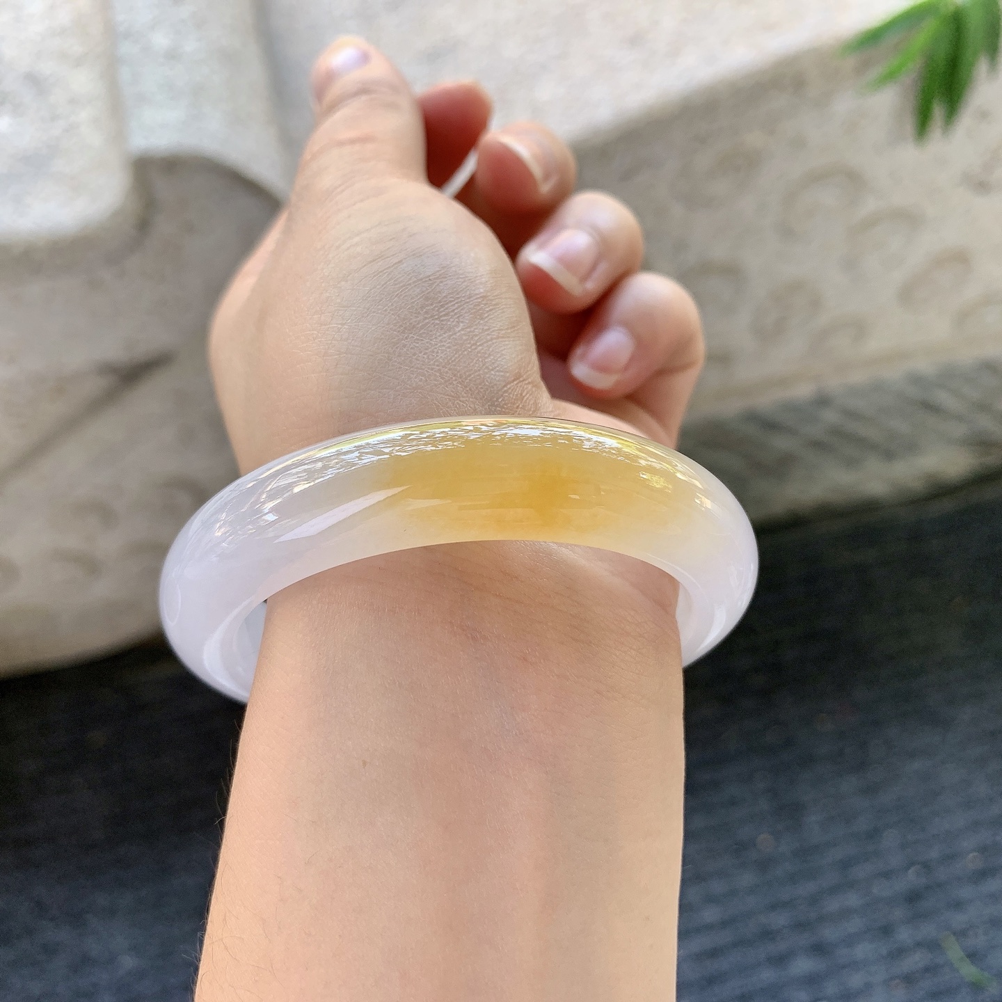 正圈52 53【圈口】53.2/12.3/8.7【】【编码】A1041073【描述】冰糯粉紫飘黄翡，水润，种老，细腻，无纹裂