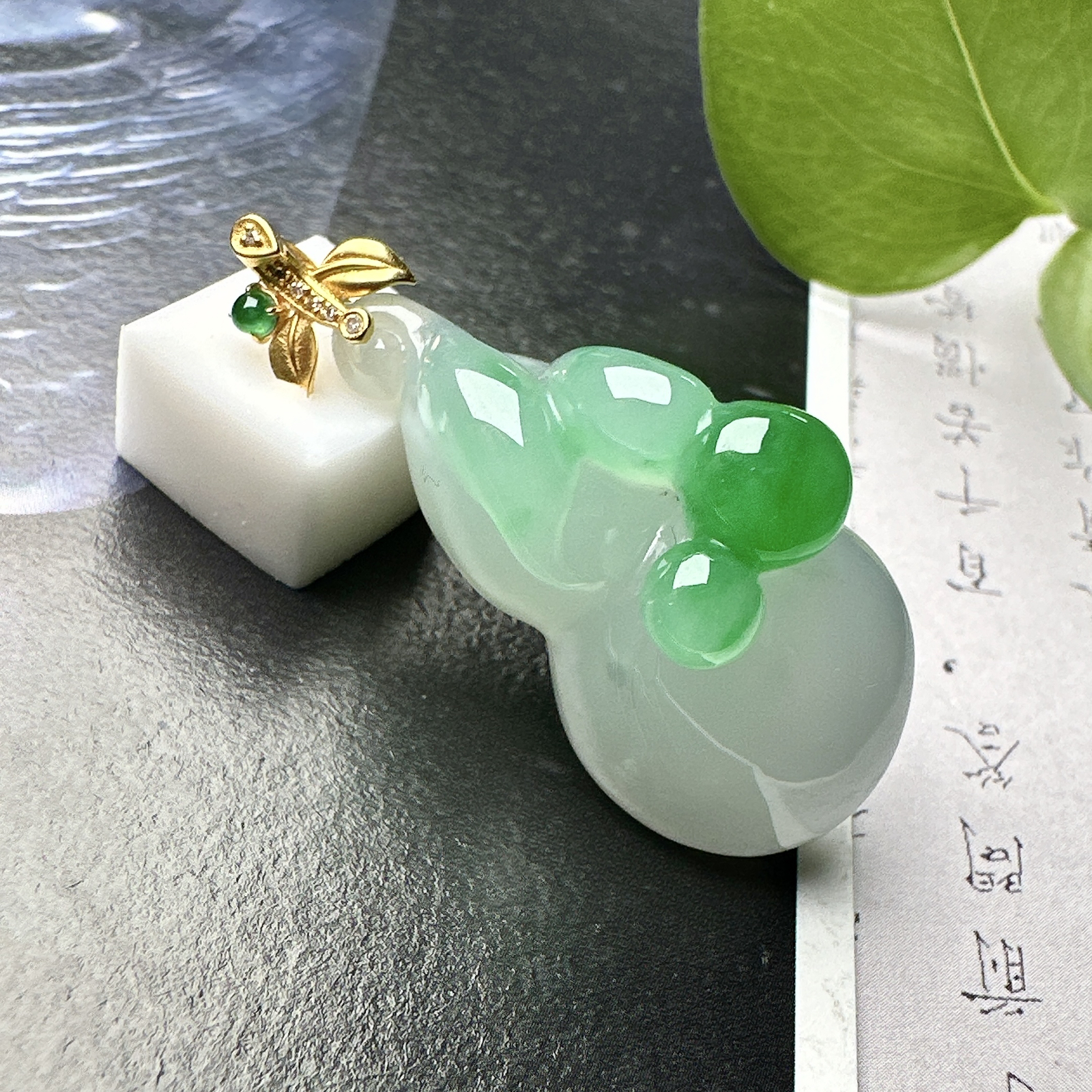 【冰种飘绿葫芦吊坠】质地细腻，随形雕刻，18K金钻镶嵌，裸石尺寸29.5*18.5*12.7毫米