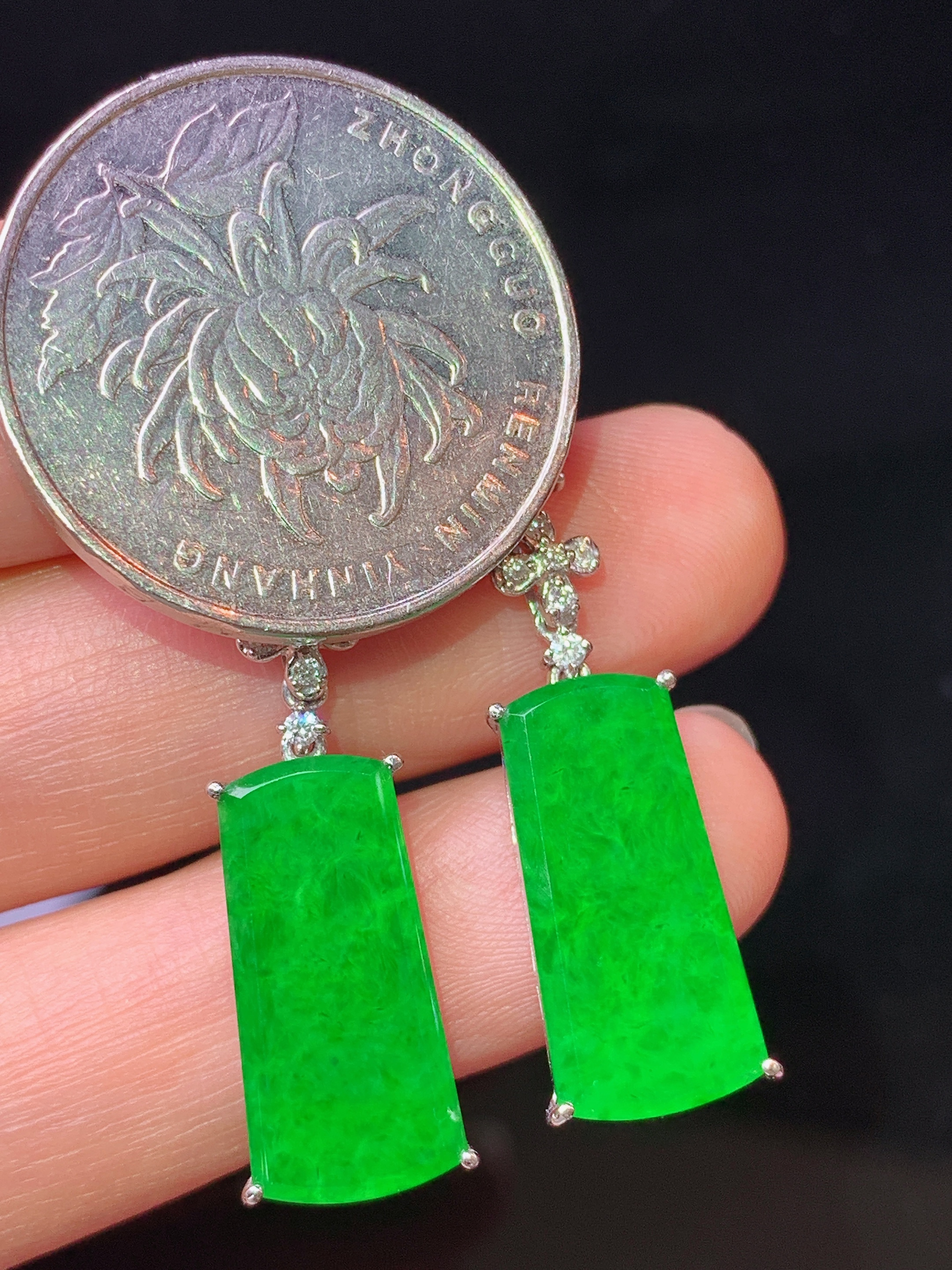 18k金钻镶嵌满绿无事牌耳坠 玉质细腻 色泽艳丽清新 水润亮眼 整体尺寸31*8.6*3.8L2
