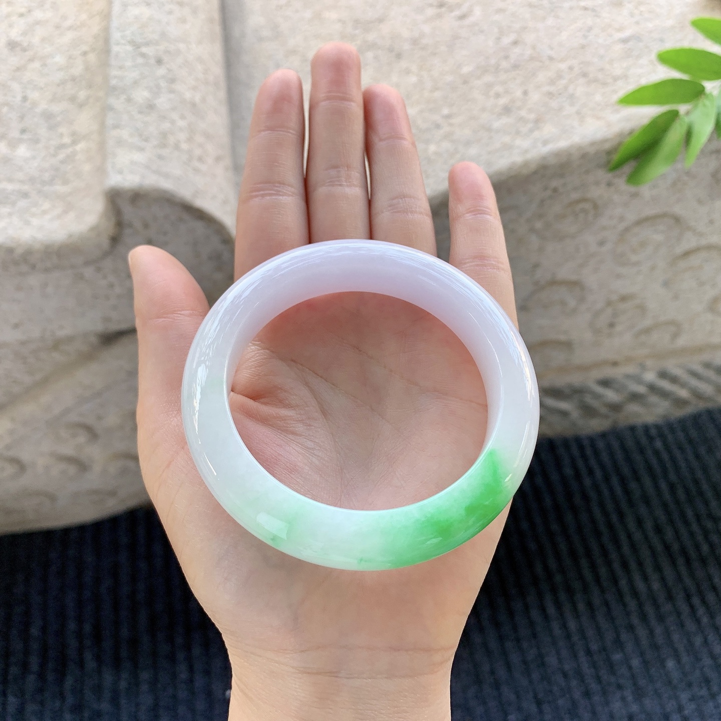 正圈57 58 【圈口】57.8/12.8/10 【编码】BA032960 【描述】糯冰椿彩，水润，种老，细腻，打灯有纹线