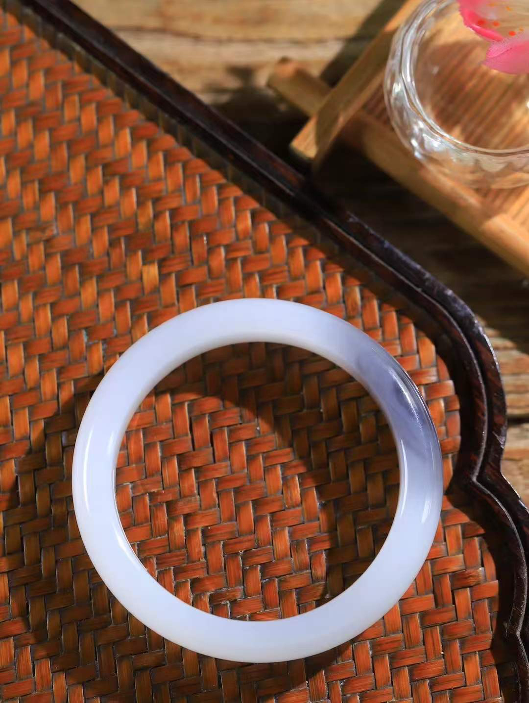 【腕间柔情.手镯】   

精品和田玉白玉烟紫双色手镯 玉质温润细腻 油性十足 古朴秀雅 轻抚岁月的栏杆软香温玉，腕间玉镯轻轻晃动，令人情动心间，撷一缕月末的芬芳，把心思铺陈，时光静美，惟有你最温柔。重41克   尺寸50.5-12.3-7.7mm  4640755A