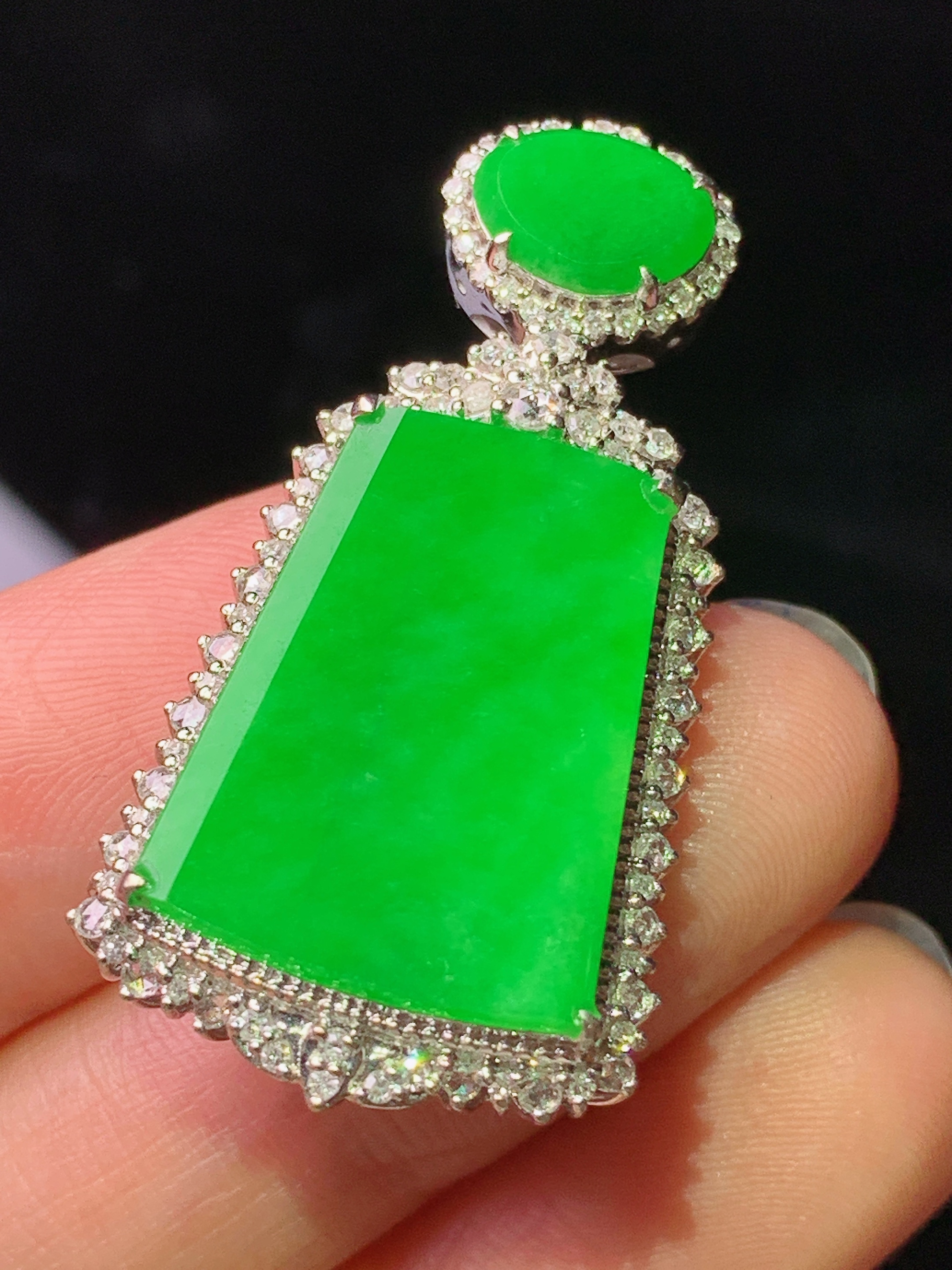 18k金钻镶嵌满绿无事牌吊坠 玉质细腻 色泽艳丽清新 水润亮眼 整体尺寸36.4*19.2*9.2c2