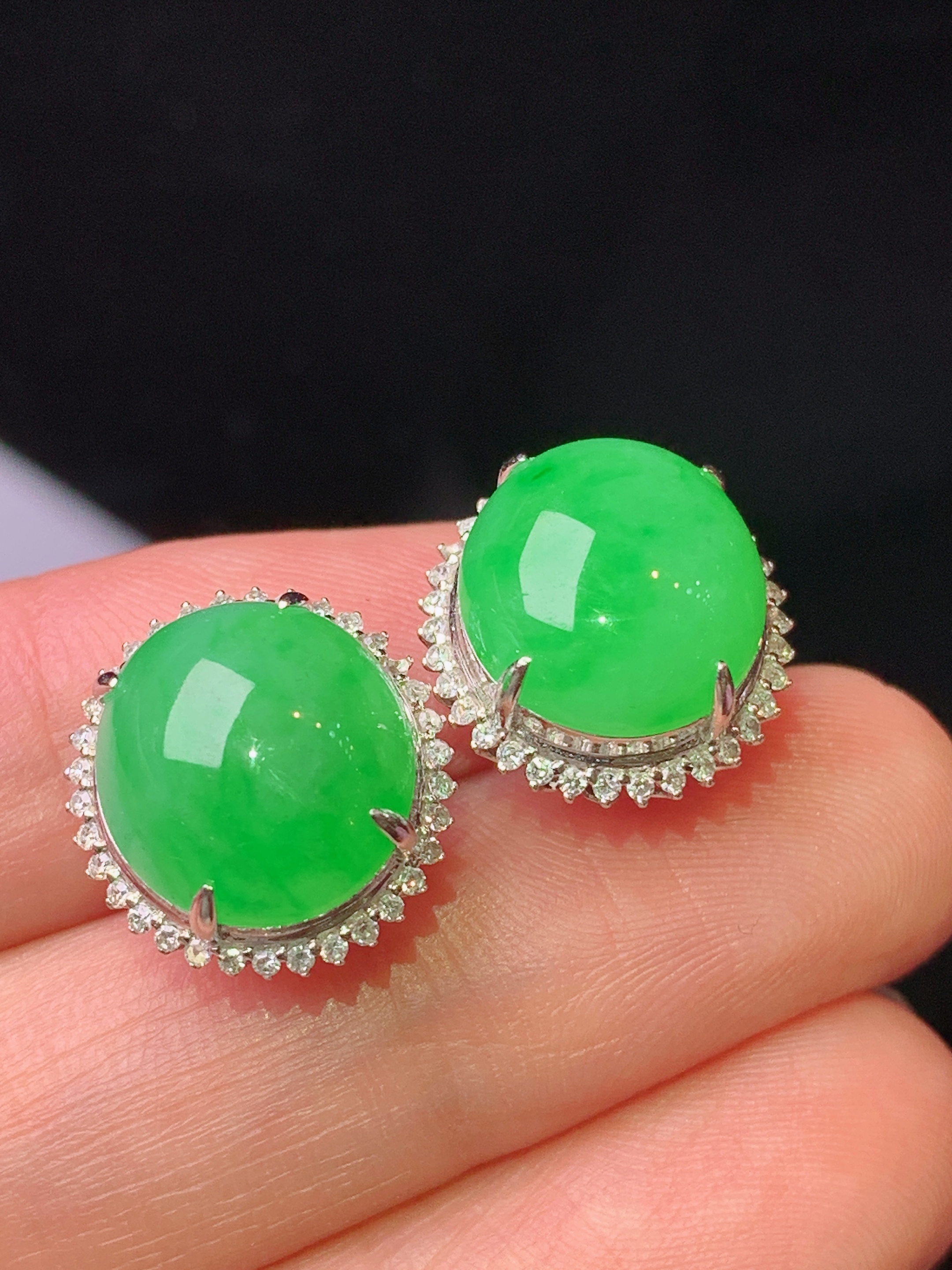 18k金钻镶嵌翠绿蛋面耳钉 玉质细腻 色泽艳丽清新 水润亮眼 整体尺寸14.3*13.5*8.5L2