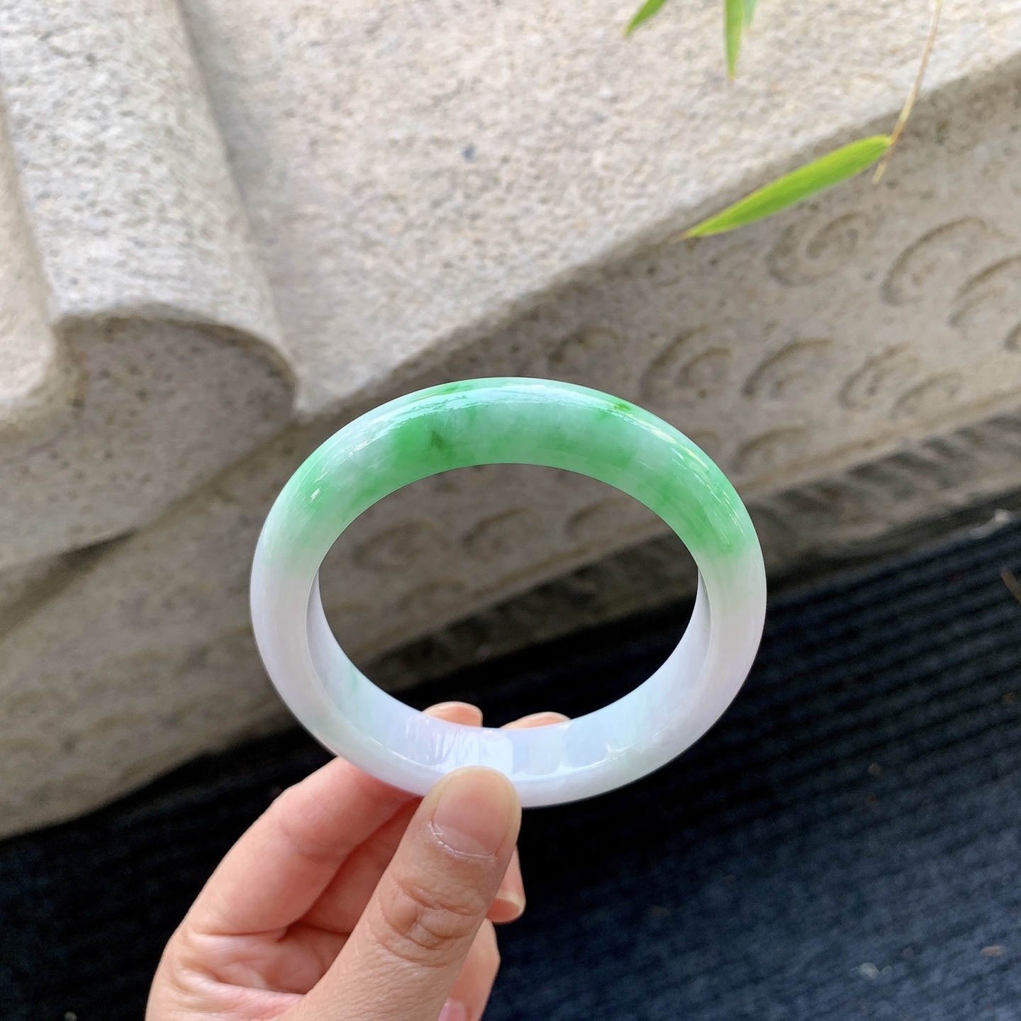 正圈 57 58【圈口】58.4/12.8/9【编码】BA011179【描述】糯冰飘阳绿，水润，种老，细腻，有棉纹线