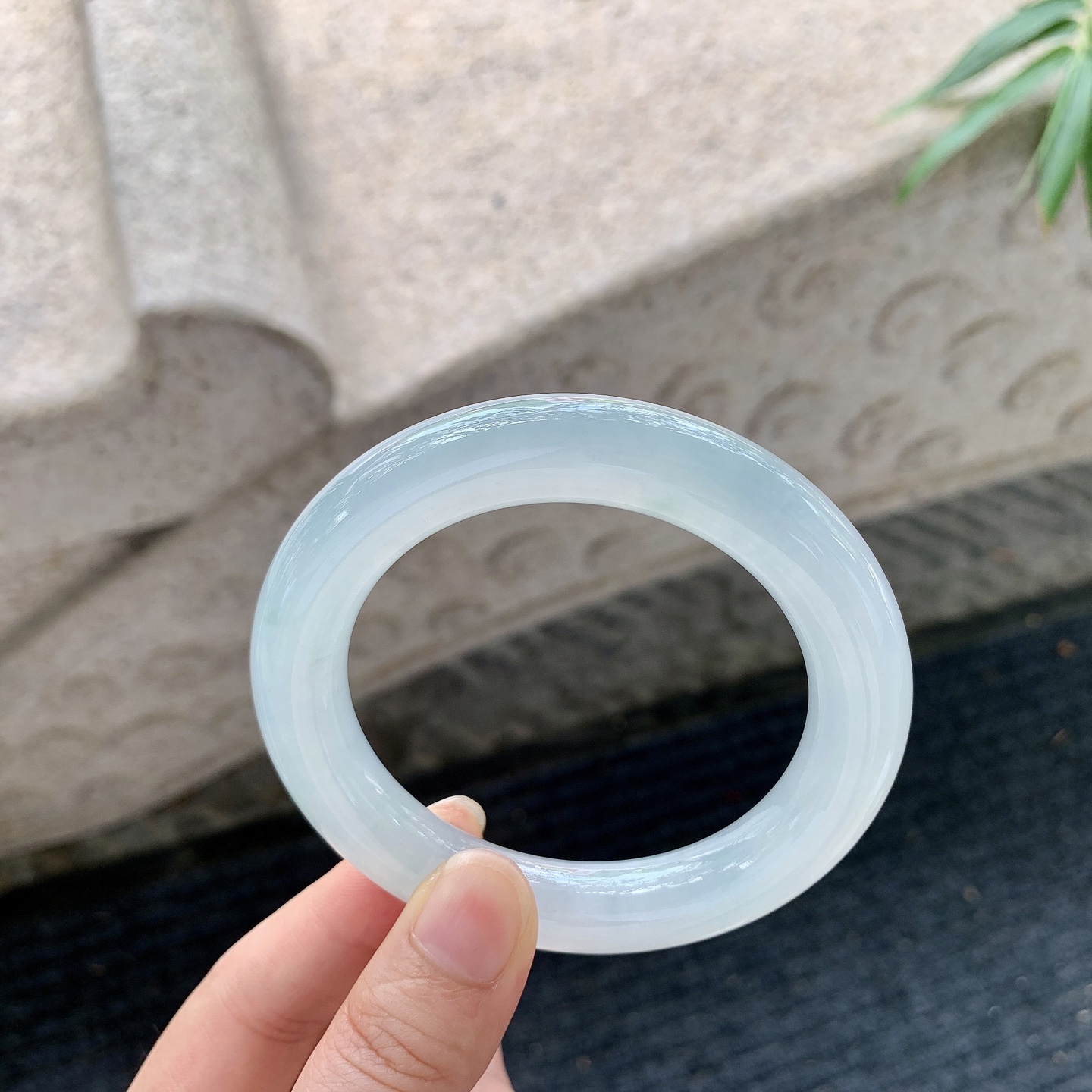 圆条54 55【圈口】55.8/11.6/11.5【编码】DW012160【描述】糯冰底色飘绿，水润，种老，细腻，无纹裂