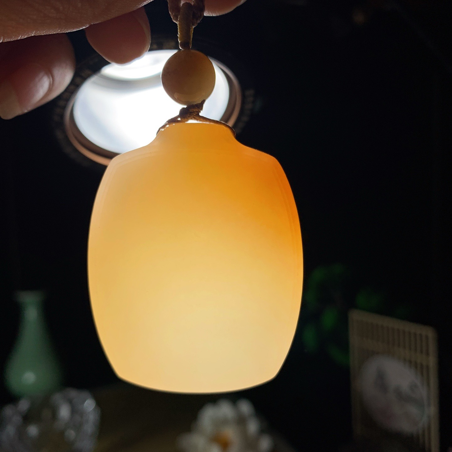 新疆和田玉且末糖平安无事牌挂件 尺寸50/39/12重54.5克 玉质细腻油润 底色纯净 脂粉好，品质好。lt260407