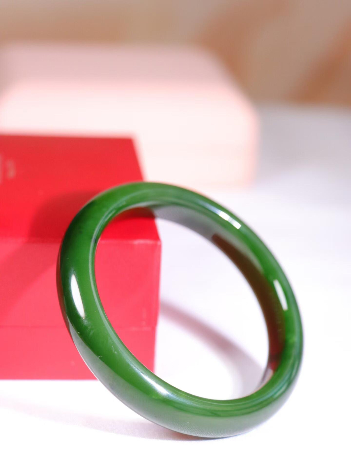 【腕间柔情】

信誉第一品质保证️和田玉碧玉菠菜绿手镯，俄料七号矿 红皮老料，玉质温润细腻 油性十足，色泽匀称，️款式精美时尚，佩戴美观惹眼，美自天成，婉约之美，举手投足间透出那份低调奢华。

重44.7克 圈口54.3mm尺寸54.3-12-8.3mm O18823207130