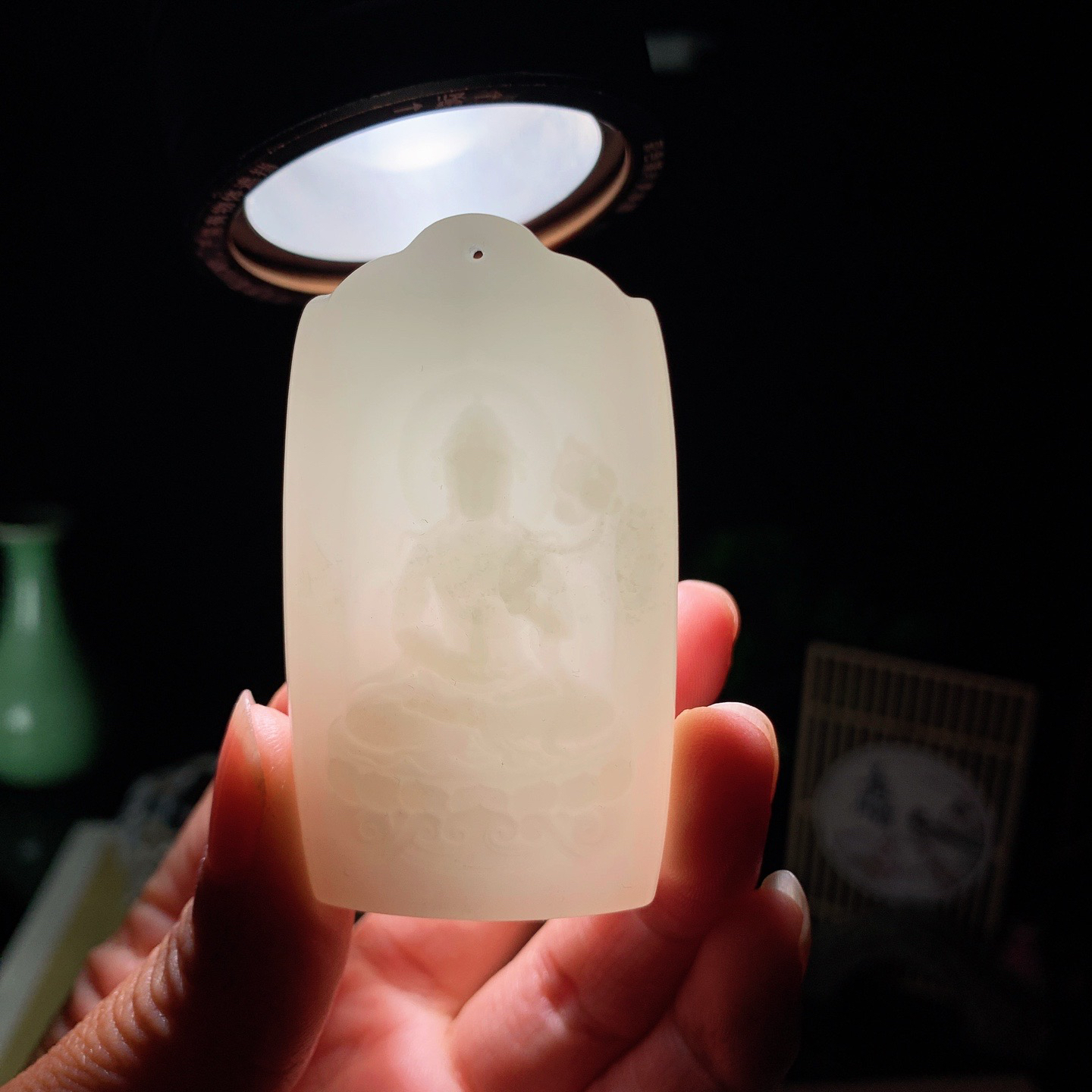 新疆和田玉羊脂白玉座莲挂件。尺寸61/34/12重50.5克 玉质细腻油润 底色纯净 脂粉好，品质好。lt260407