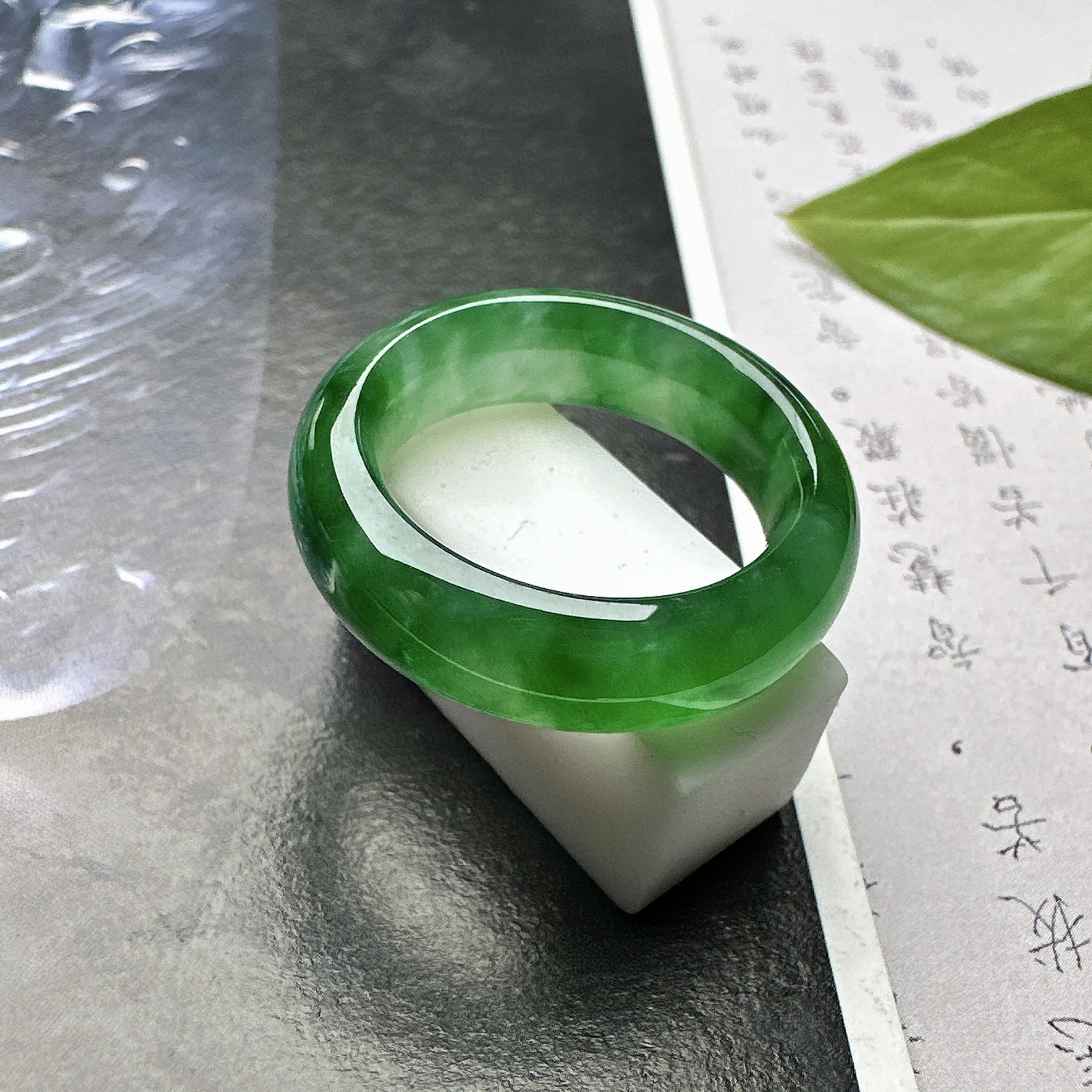 【冰种满绿戒圈】难得的冰润度，难得的好颜色，韵味十足，古色古香。也可吊坠佩戴