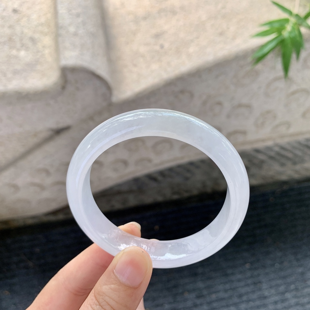 正圈55 56【圈口】55.7/12.5/7.8【编码】Q5031280【描述】飘黄翡飘绿，水润，种老，细腻，打灯有棉线