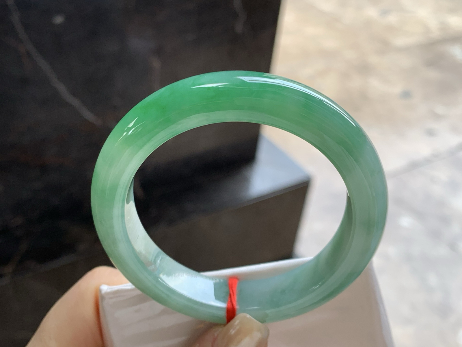 辣绿色手镯
尺寸：54.2-12.5-9.3mm
绿色浓郁大气 上手好看