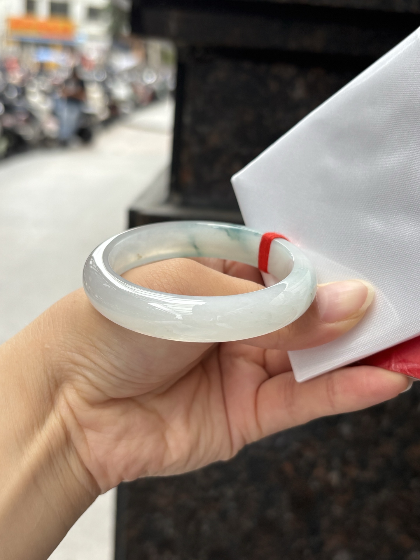 冰飘花正圈 50.2-11.5-7.8 0408-2A91 打灯棉线，底妆水润细腻，冰底中开出了朵朵兰花，飘花灵动飘逸，勾勒出一幅唯美诗意的山水意境画，古典优雅又秀气