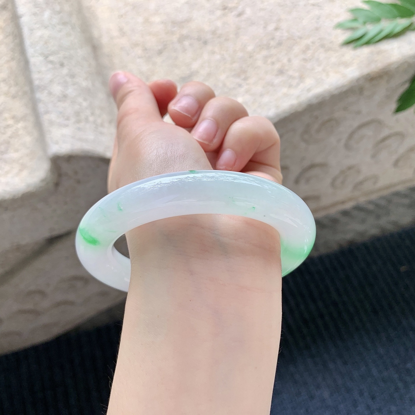 圆条59 60【圈口】60.2/12.3/12.5【编码】BA040907【描述】细糯飘绿，水润，种老，细腻，有纹线