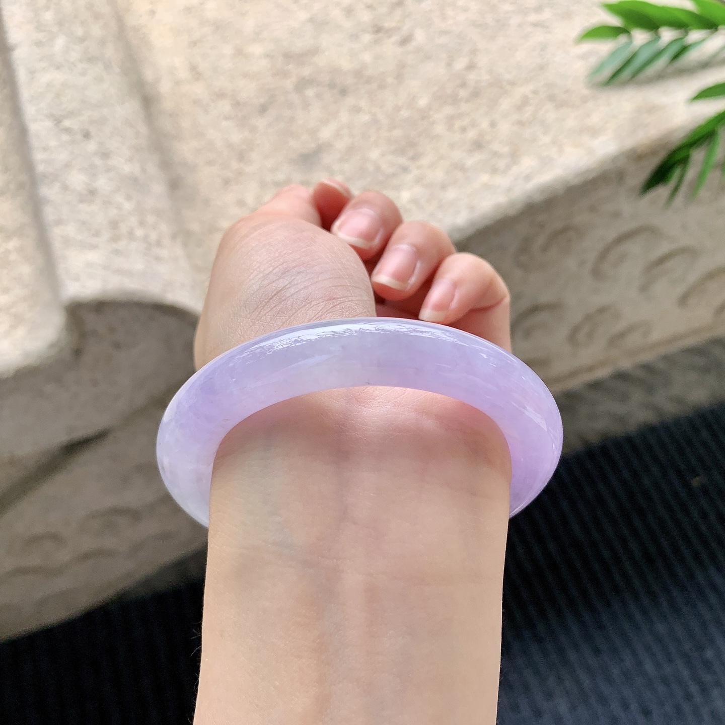 圆条51 52【圈口】52.8/10.3/10.6【编码】BA040908【描述】艳紫飘绿，水润，种老，细腻，有纹线