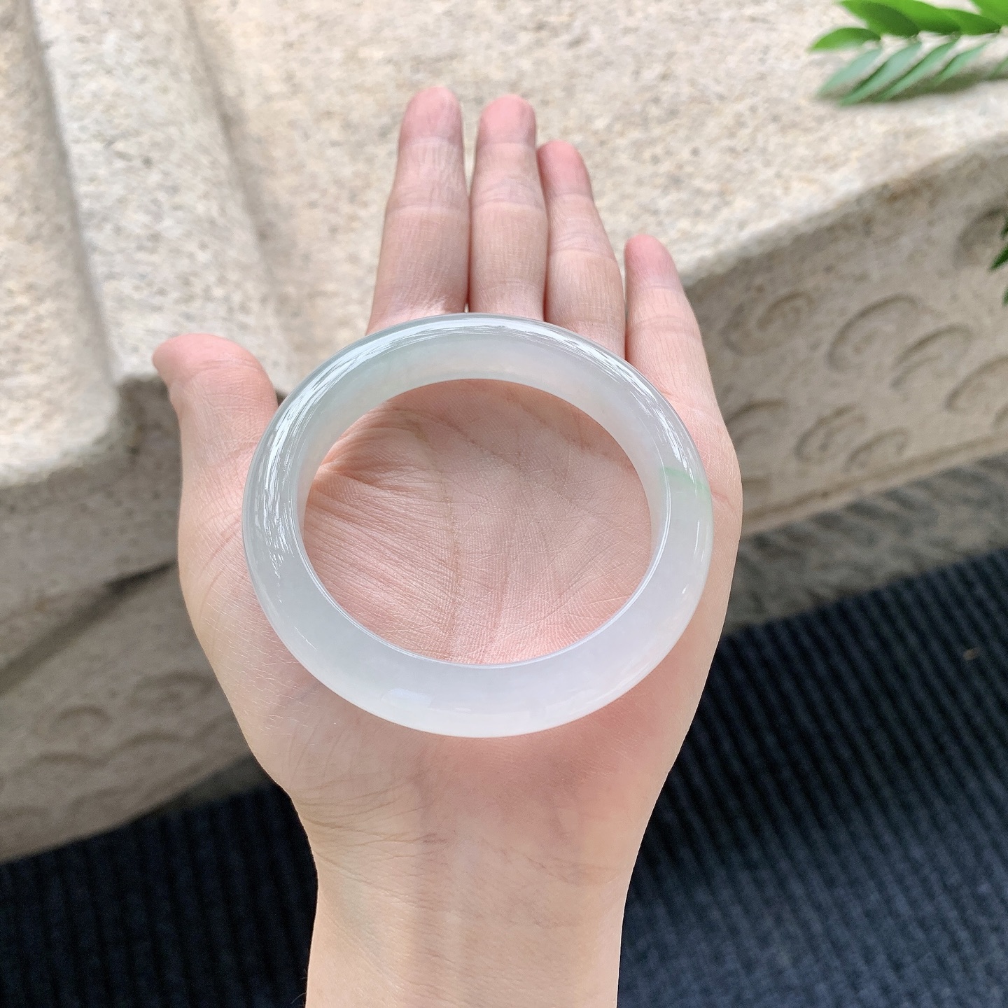 正圈53 54【圈口】54.4/11.4/8.5【编码】C5040945【描述】糯冰飘绿，水润，种老，细腻，打灯有絮线