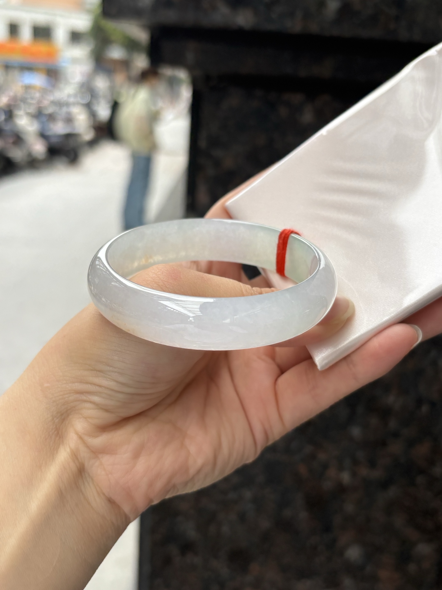 三彩宽版正圈 57.7-14.2-7 0408-N379 ，底妆冰润，春彩洒金，有三彩特色，仿佛彩虹般的色彩，绚丽梦幻，气质清新淡雅，上手靓丽大方。