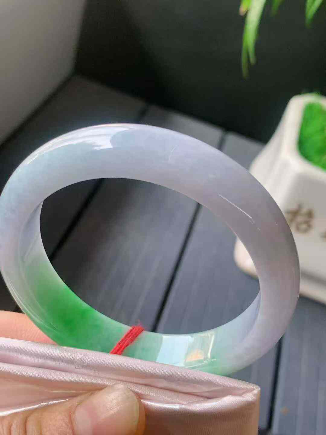 【翡翠名称】老种飘阳绿53.5正圈口手镯
【翡翠尺寸】53.5/12.7/8.2mm适合52.5-55正圈口佩戴
【翡翠描述】宝贝种老水足，玉质细腻，色泽靓丽，性价比高，佩戴效果好！
【其它赠送】权威证书/精美挂绳盒子/支持全国复检