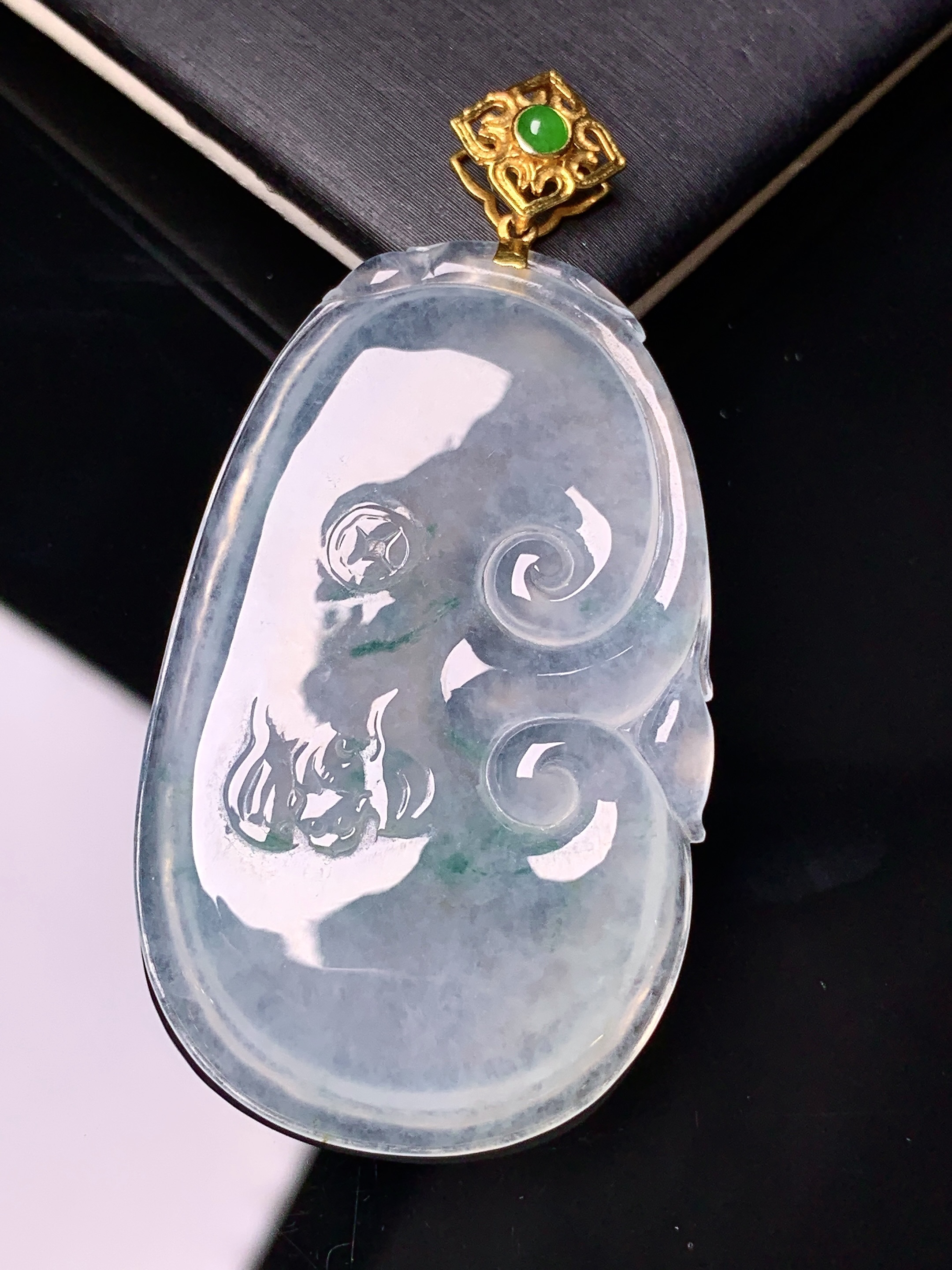 18k金镶嵌冰种如意吊坠 玉质细腻 色泽艳丽清新 水润亮眼 整体尺寸55.8*27.7*4.2c1