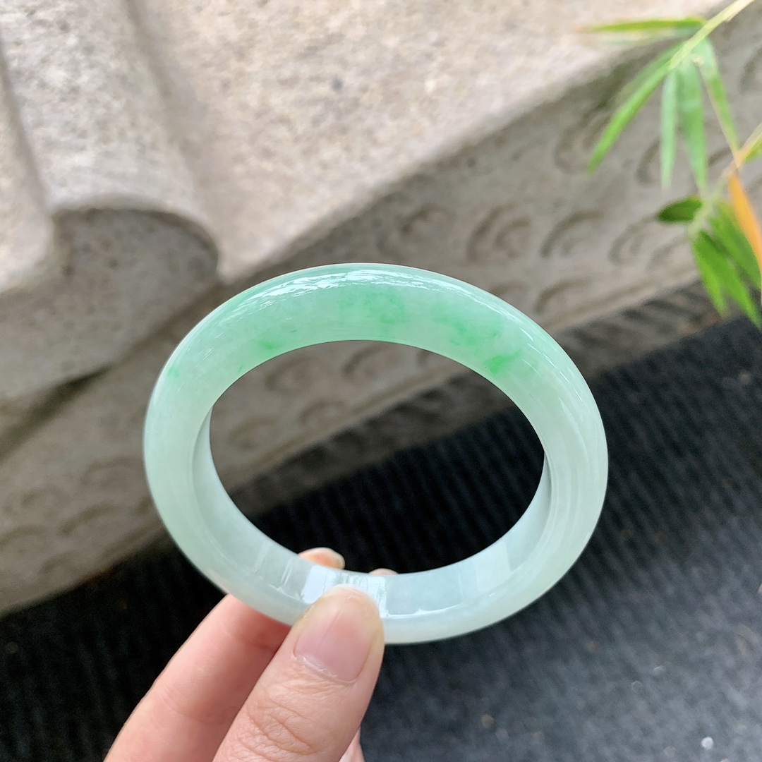 正圈56 57 【圈口】57.6/11.8/9.2 【编码】GL101667 【描述】飘绿，水润，种老，细腻，有棉纹