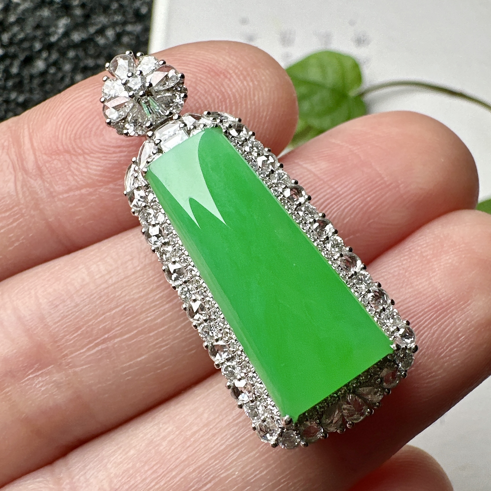 【冰种满绿无事柱吊坠】种水上乘，晶莹剔透，纯净通透，莹光感很强。18k金钻镶嵌，裸石尺寸20.5*9