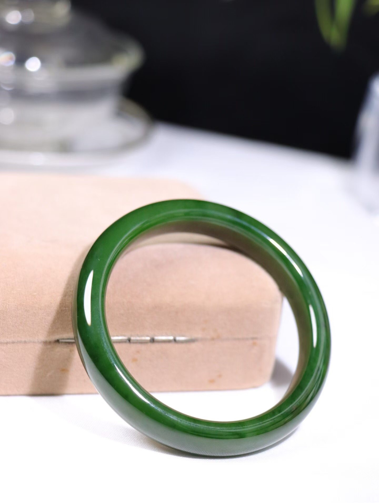 【腕间柔情】

收藏级和田玉碧玉菠菜绿手镯，俄料七号矿 红皮老料，玉质温润细腻 油性十足，色泽匀称，️款式精美时尚，佩戴美观惹眼，美自天成，婉约之美，举手投足间透出那份低调奢华。

重48.1克 圈口56mm尺寸56-12-8.4mm O18823207130