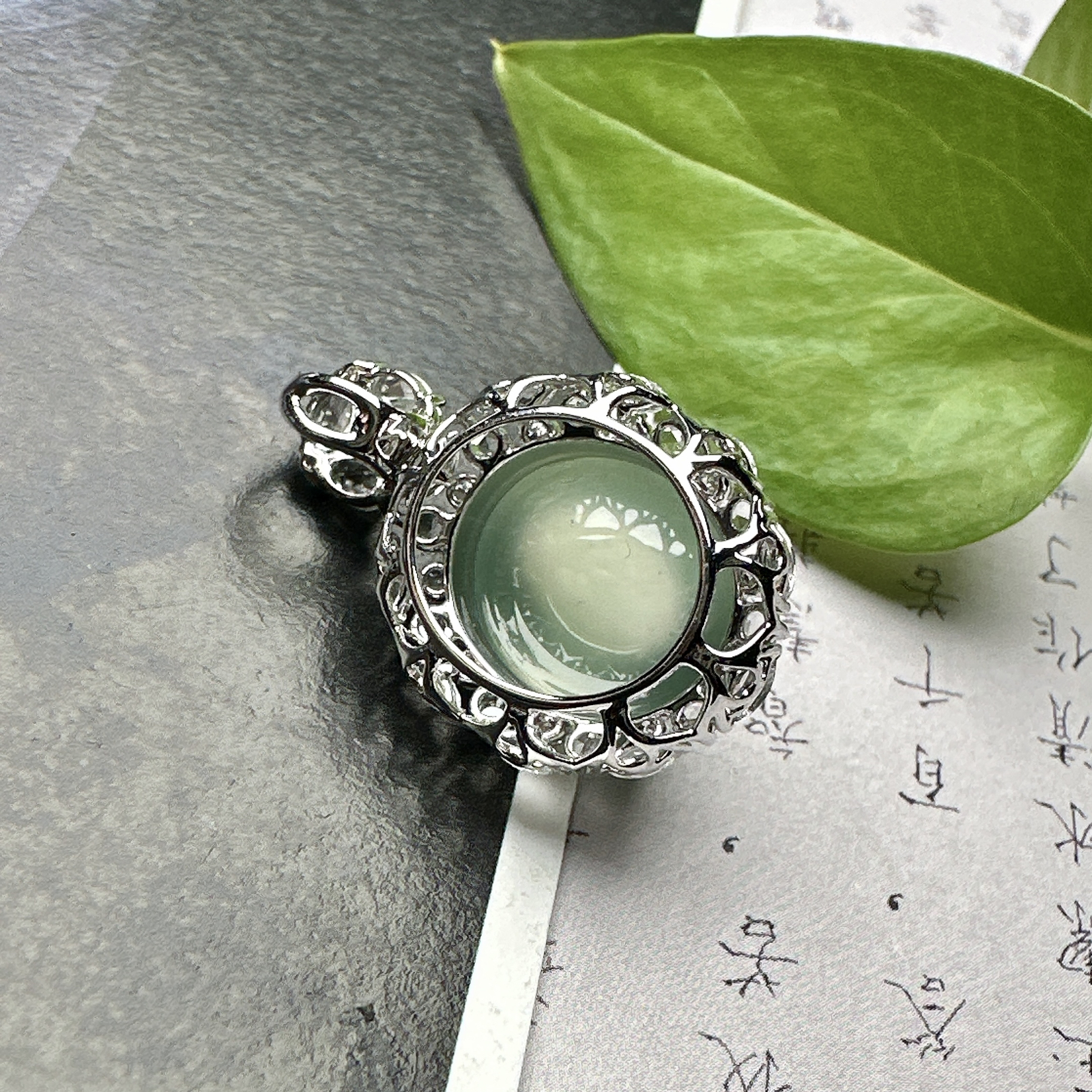 【冰种晴底蛋面】形状非常饱满，冰润通透，种老起光，胶感强烈。收藏品质，18K金钻镶嵌，裸石尺寸13*11.4*6.6毫米