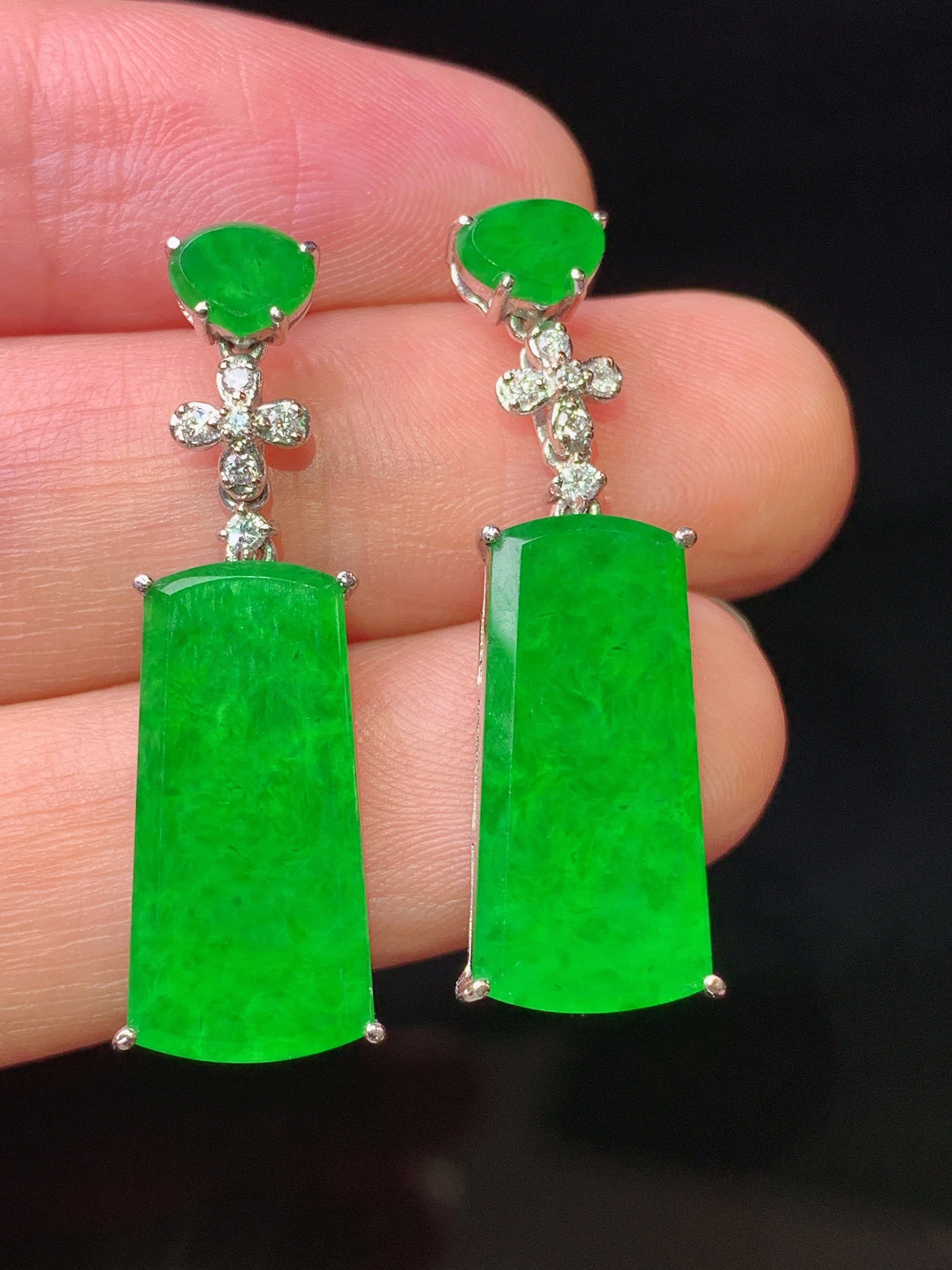 18k金钻镶嵌满绿无事牌耳坠 玉质细腻 色泽艳丽清新 水润亮眼 整体尺寸31*8.6*3.8L2