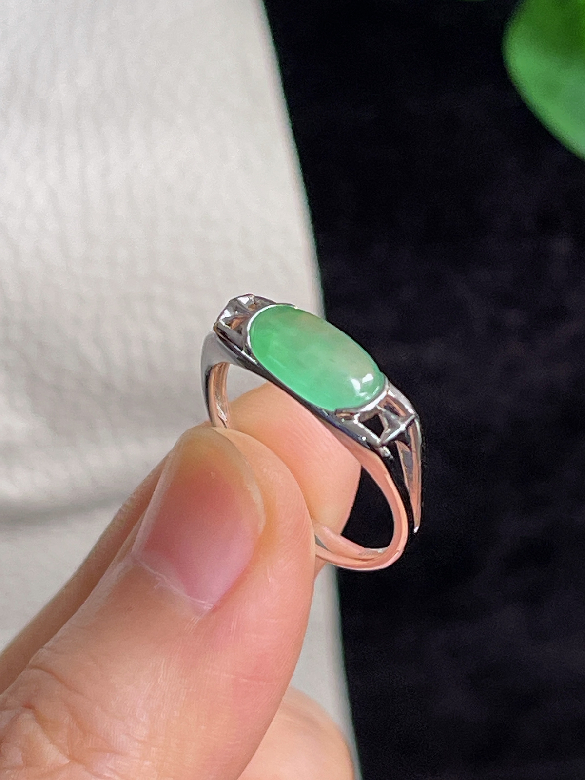 18k金翡翠冰糯种浅绿色戒指