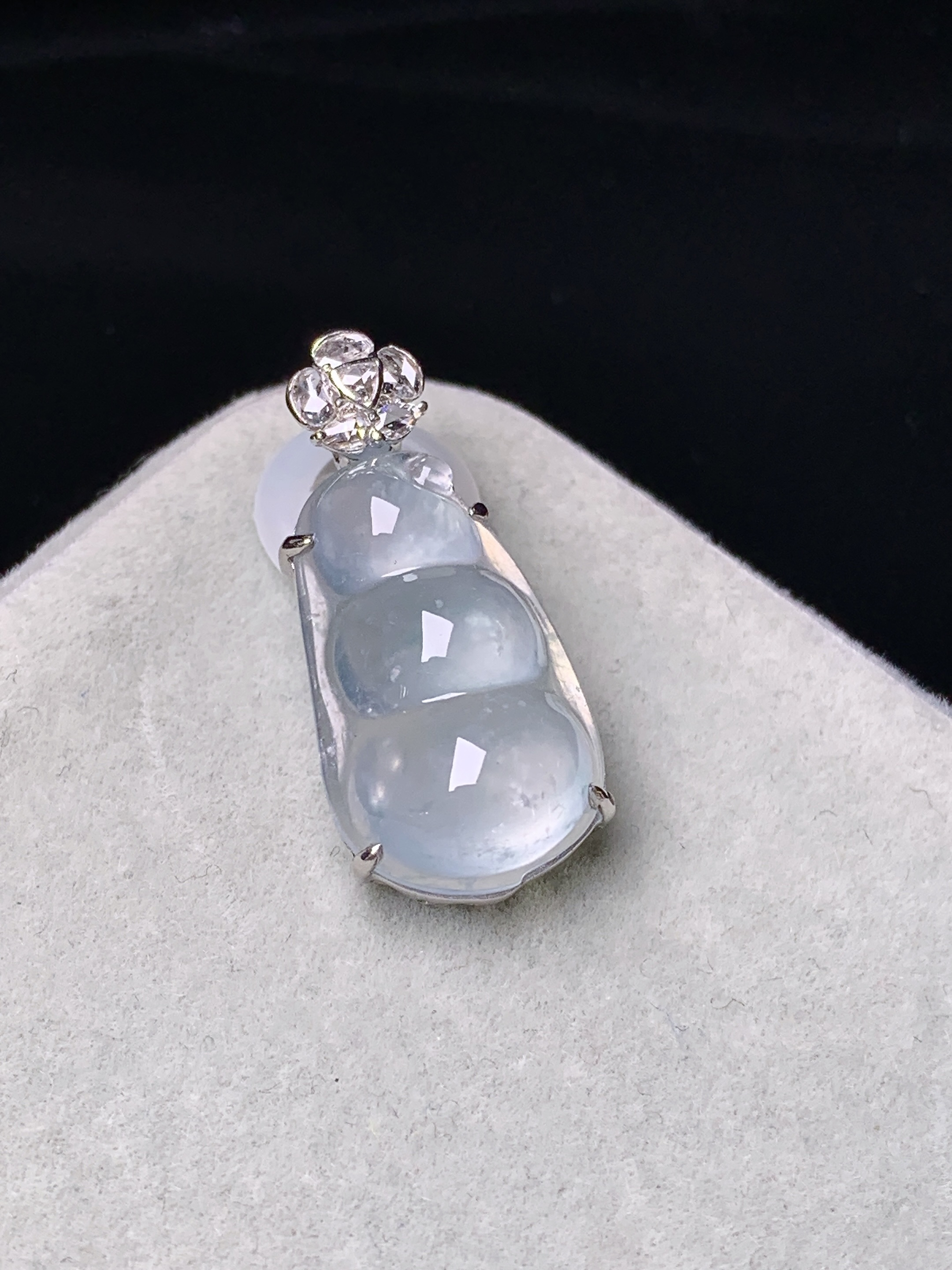 18k金钻镶嵌冰种四季豆吊坠 玉质细腻 色泽艳丽清新 水润亮眼 整体尺寸25*11.5*8c1