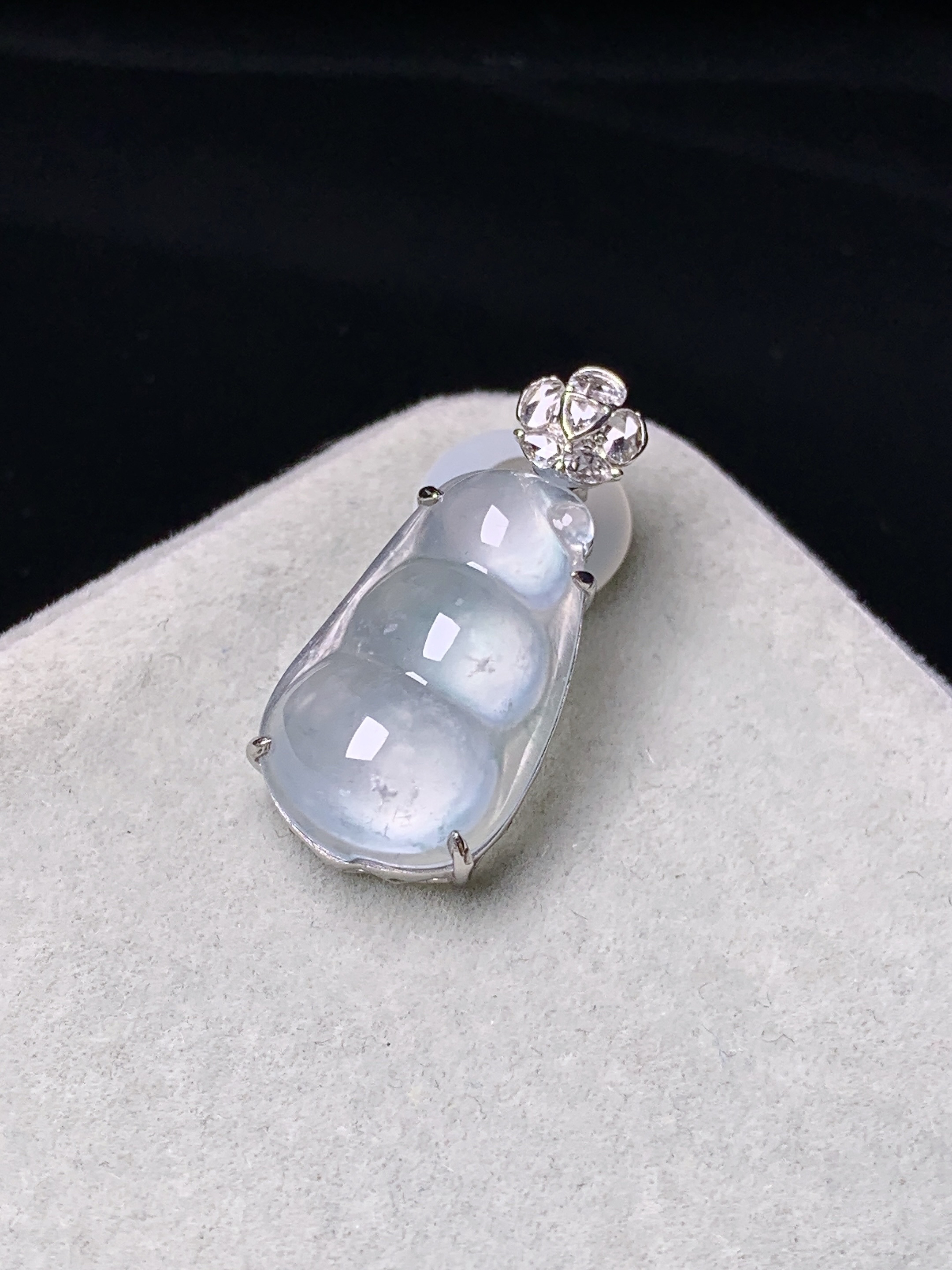 18k金钻镶嵌冰种四季豆吊坠 玉质细腻 色泽艳丽清新 水润亮眼 整体尺寸25*11.5*8c1