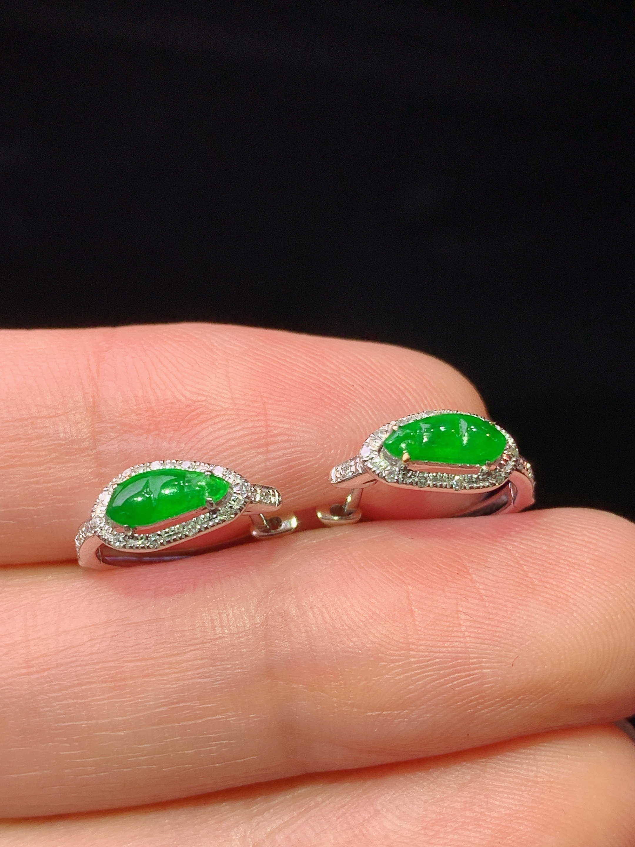 18k金钻镶嵌满绿四季豆耳钉 玉质细腻 色泽艳丽清新 水润亮眼 整体尺寸9*4.8*3c5