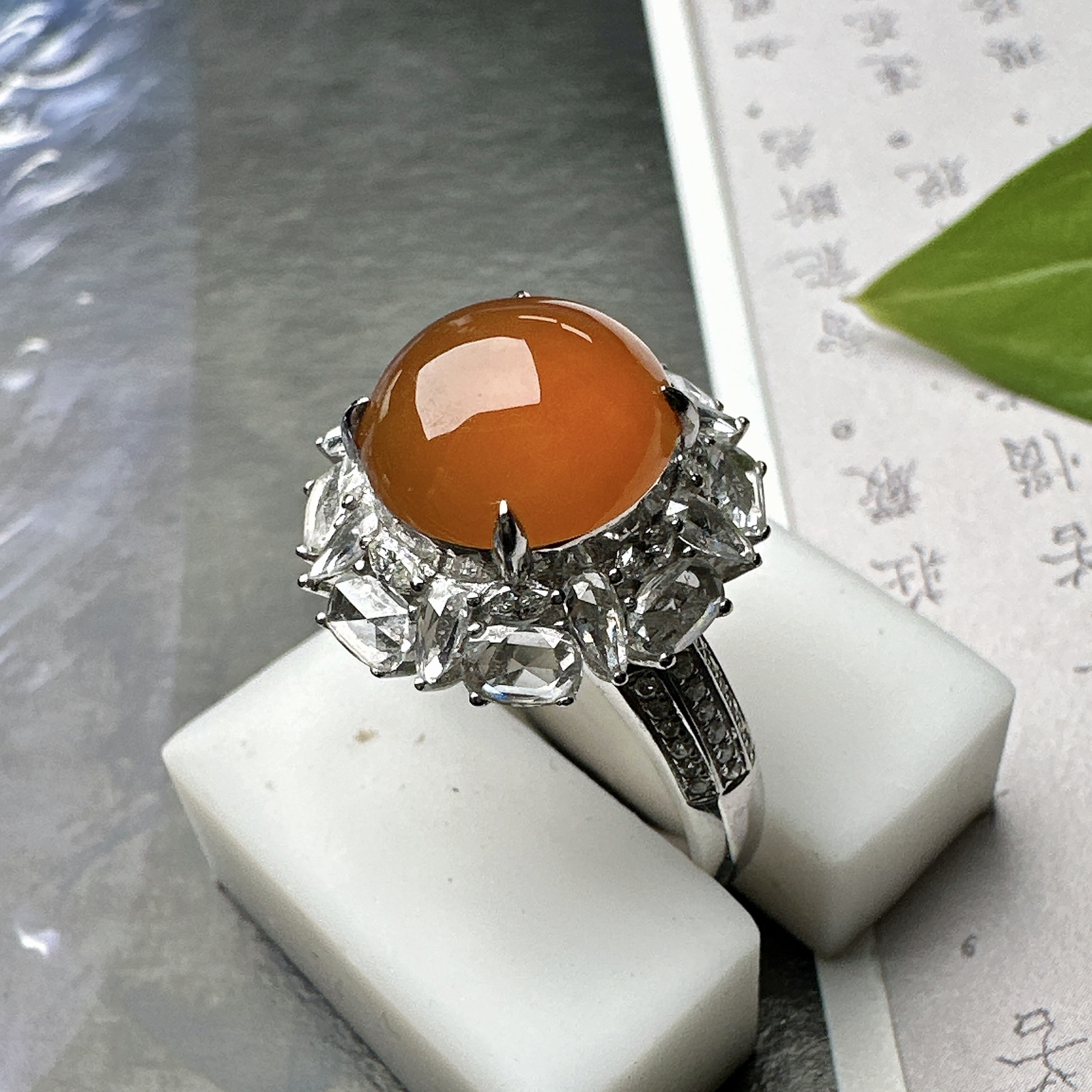 【冰种红黄翡馒头戒指】通透闪亮，起光的料子，厚度很好，18k金钻镶嵌，裸石尺寸10.3*5.2毫米