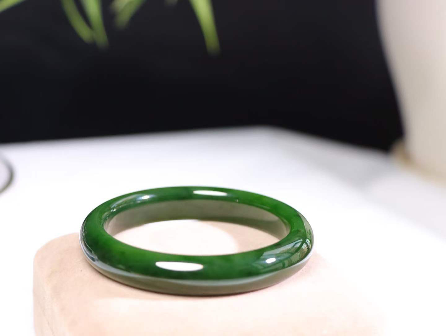 【腕间柔情】

收藏级和田玉碧玉菠菜绿手镯，俄料七号矿 红皮老料，玉质温润细腻 油性十足，色泽匀称，️款式精美时尚，佩戴美观惹眼，美自天成，婉约之美，举手投足间透出那份低调奢华。

重48.1克 圈口56mm尺寸56-12-8.4mm O18823207130