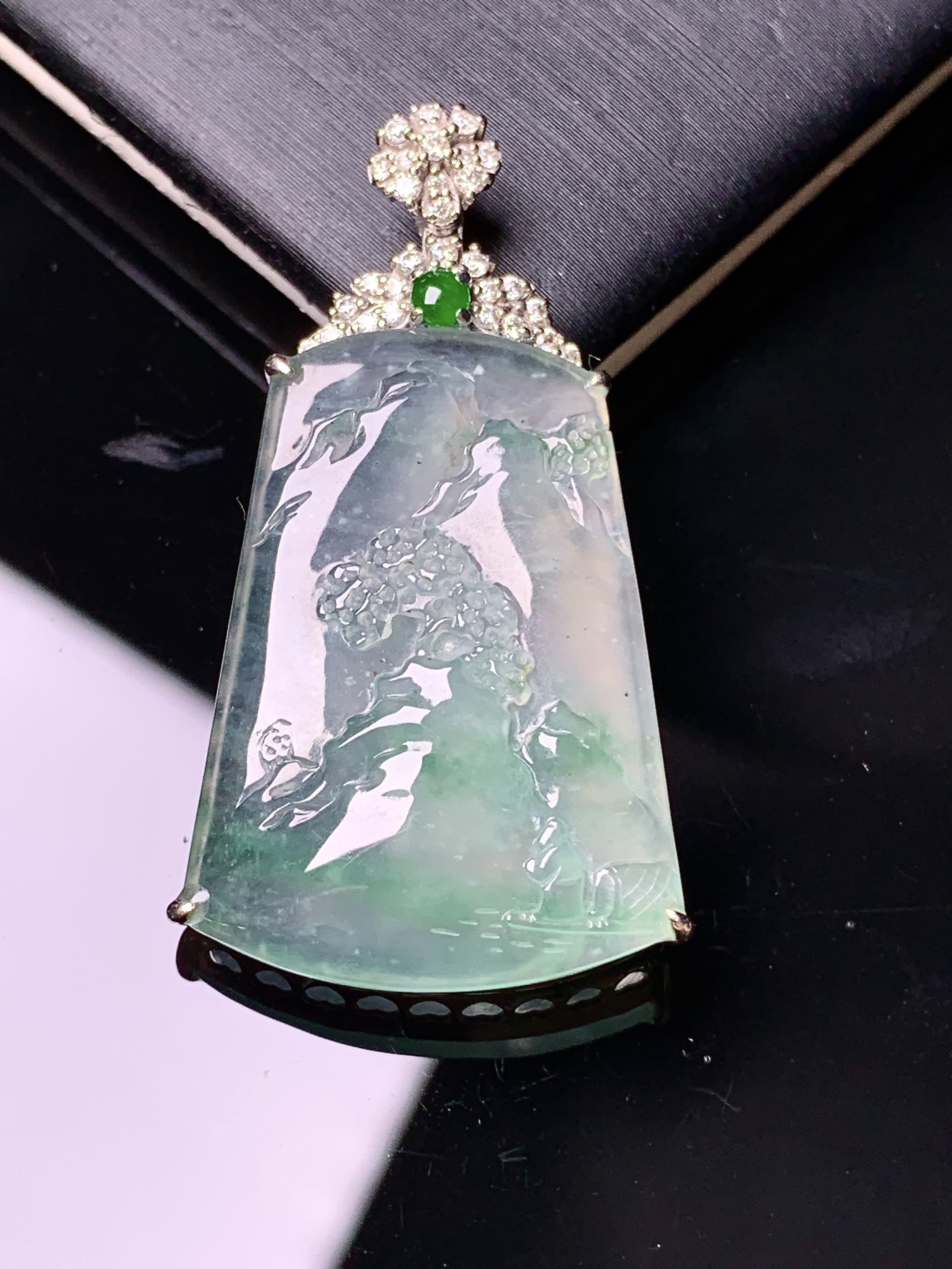 18k金钻镶嵌冰种山水牌子吊坠 玉质细腻 色泽艳丽清新 水润亮眼 整体尺寸36.8*19*6c5