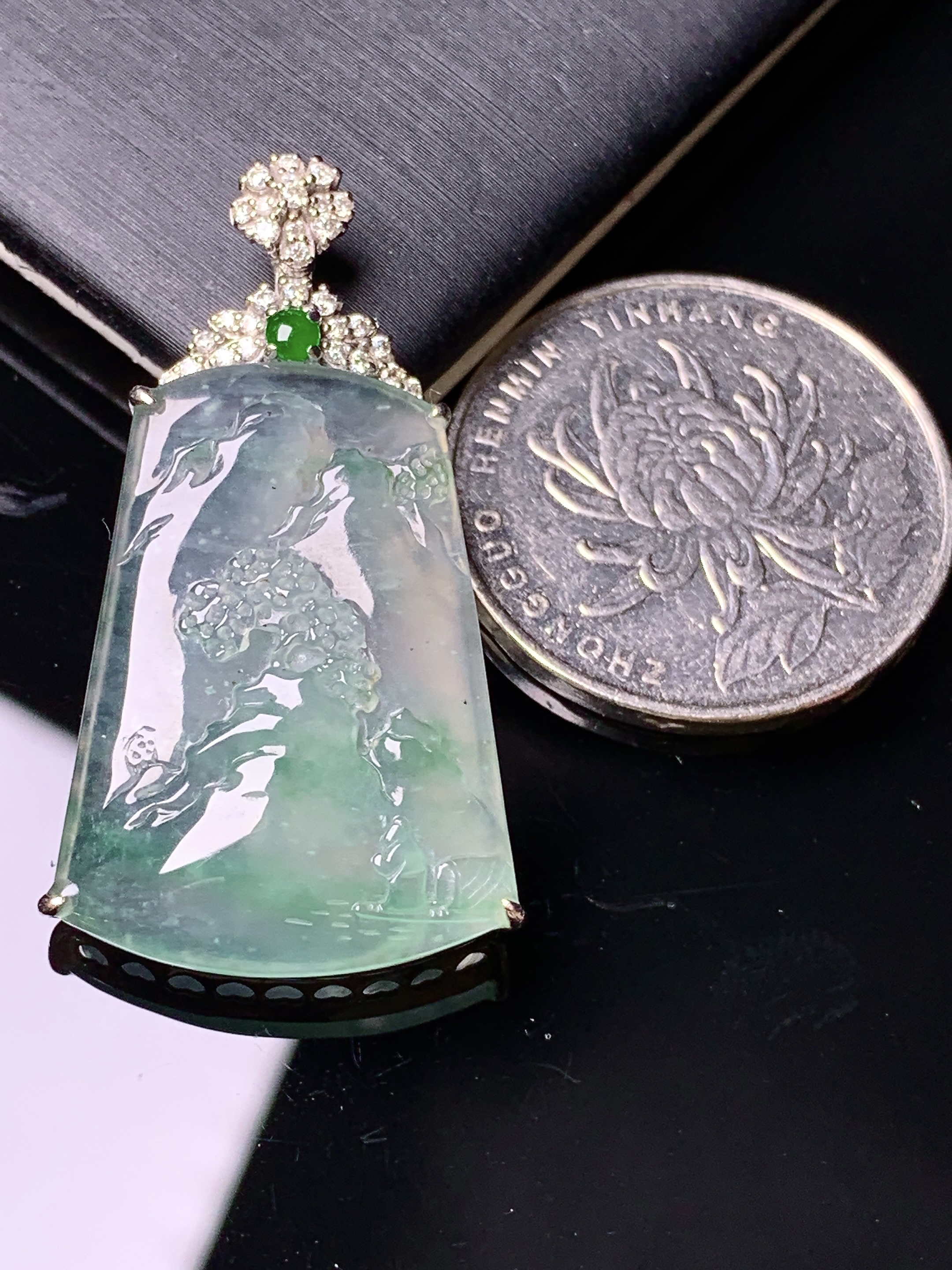 18k金钻镶嵌冰种山水牌子吊坠 玉质细腻 色泽艳丽清新 水润亮眼 整体尺寸36.8*19*6c5