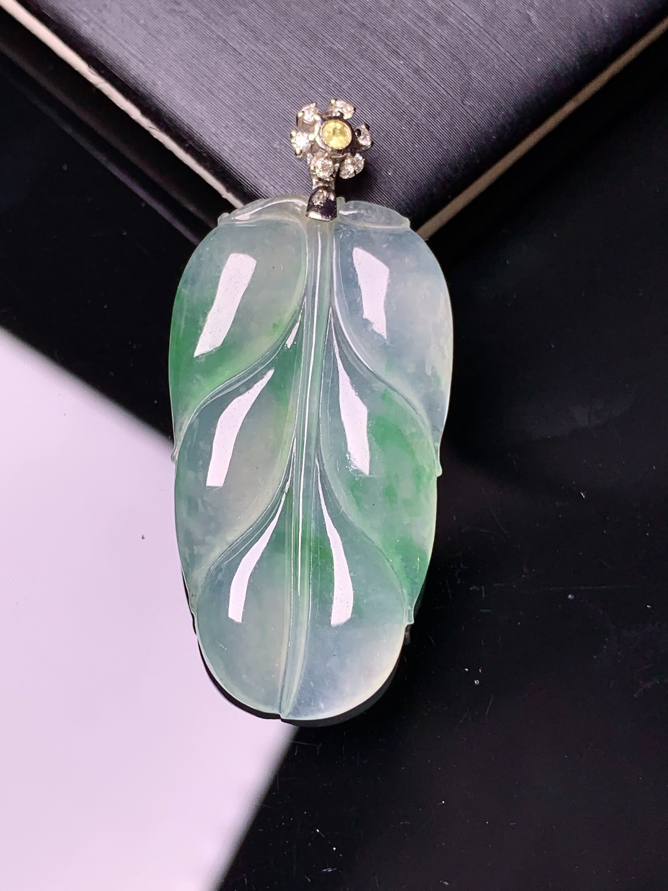 18k金钻镶嵌冰种飘绿树叶吊坠 玉质细腻 色泽艳丽清新 水润亮眼 整体尺寸39.5*18*4c5