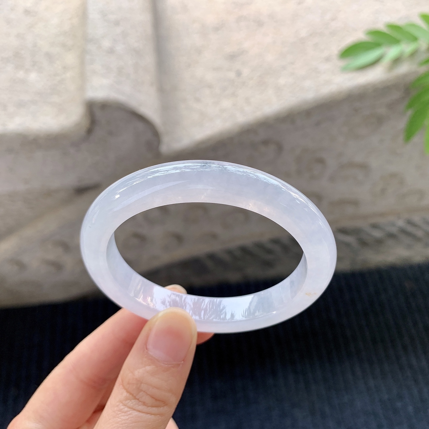 贵妃52 53 【圈口】53.5/47/10.3/8.2 【编码】BA031277 【描述】糯冰底色，水润，种老，细腻，打灯有絮线