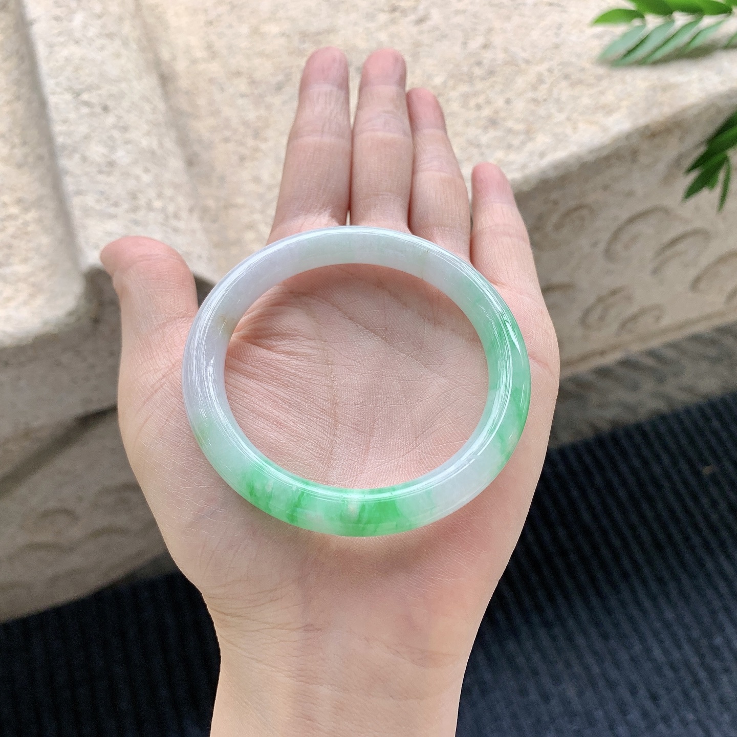 圆条51 52【圈口】52.6/8/8【编码】T6040917【描述】细糯飘阳绿，水润，种老，细腻，