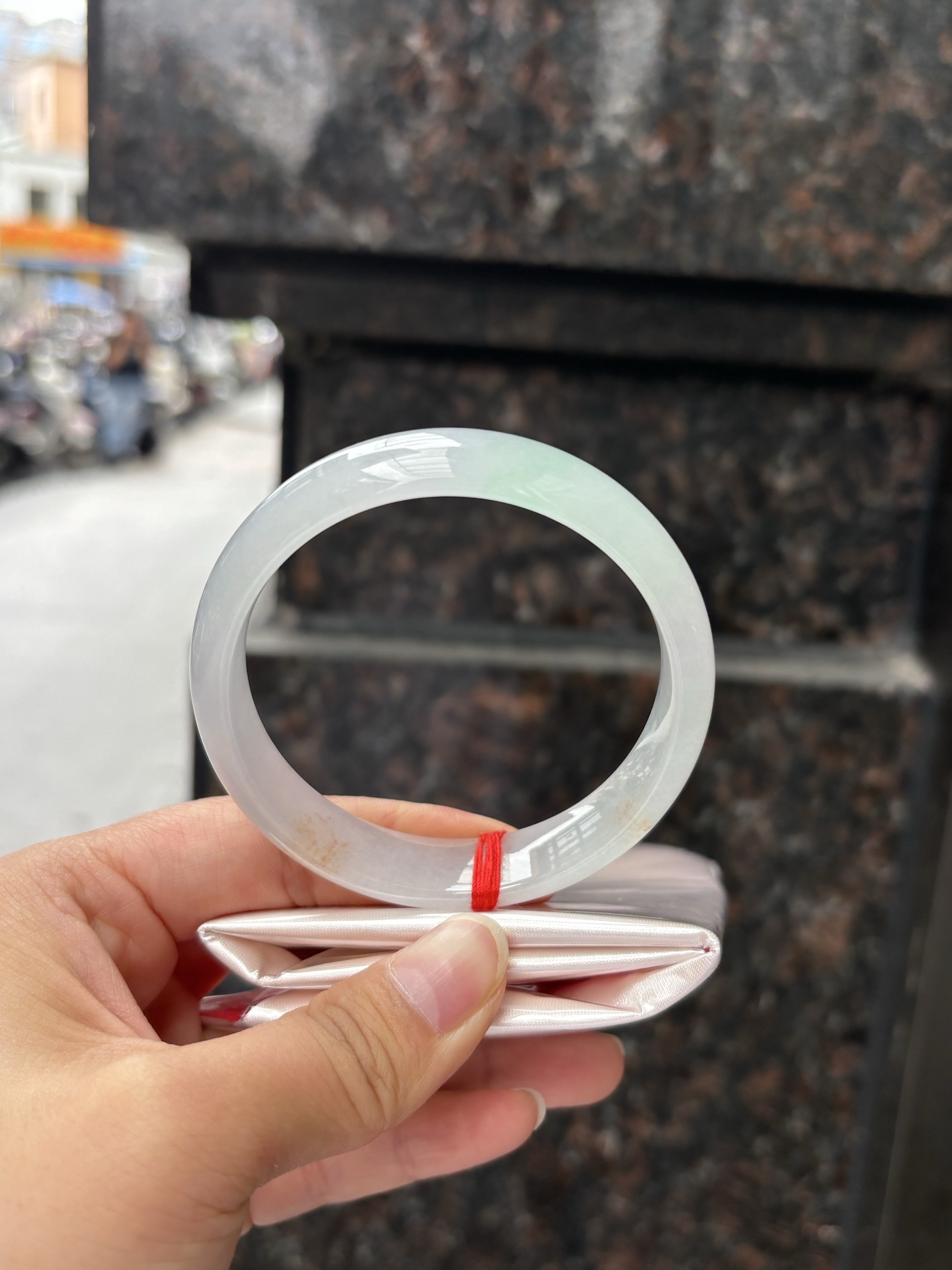 三彩宽版正圈 57.7-14.2-7 0408-N379 ，底妆冰润，春彩洒金，有三彩特色，仿佛彩虹般的色彩，绚丽梦幻，气质清新淡雅，上手靓丽大方。