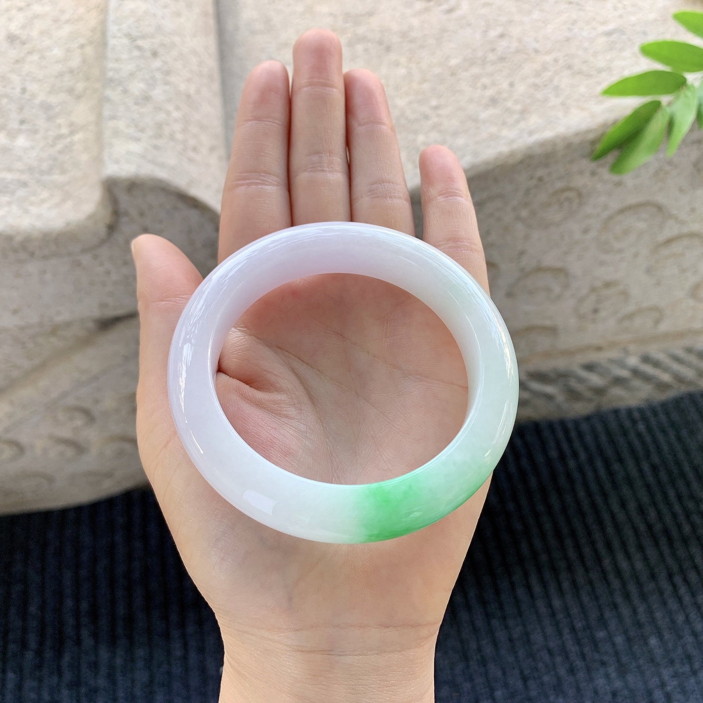 正圈57 58 【圈口】57.8/12.8/10 【编码】BA032960 【描述】糯冰椿彩，水润，种老，细腻，打灯有纹线