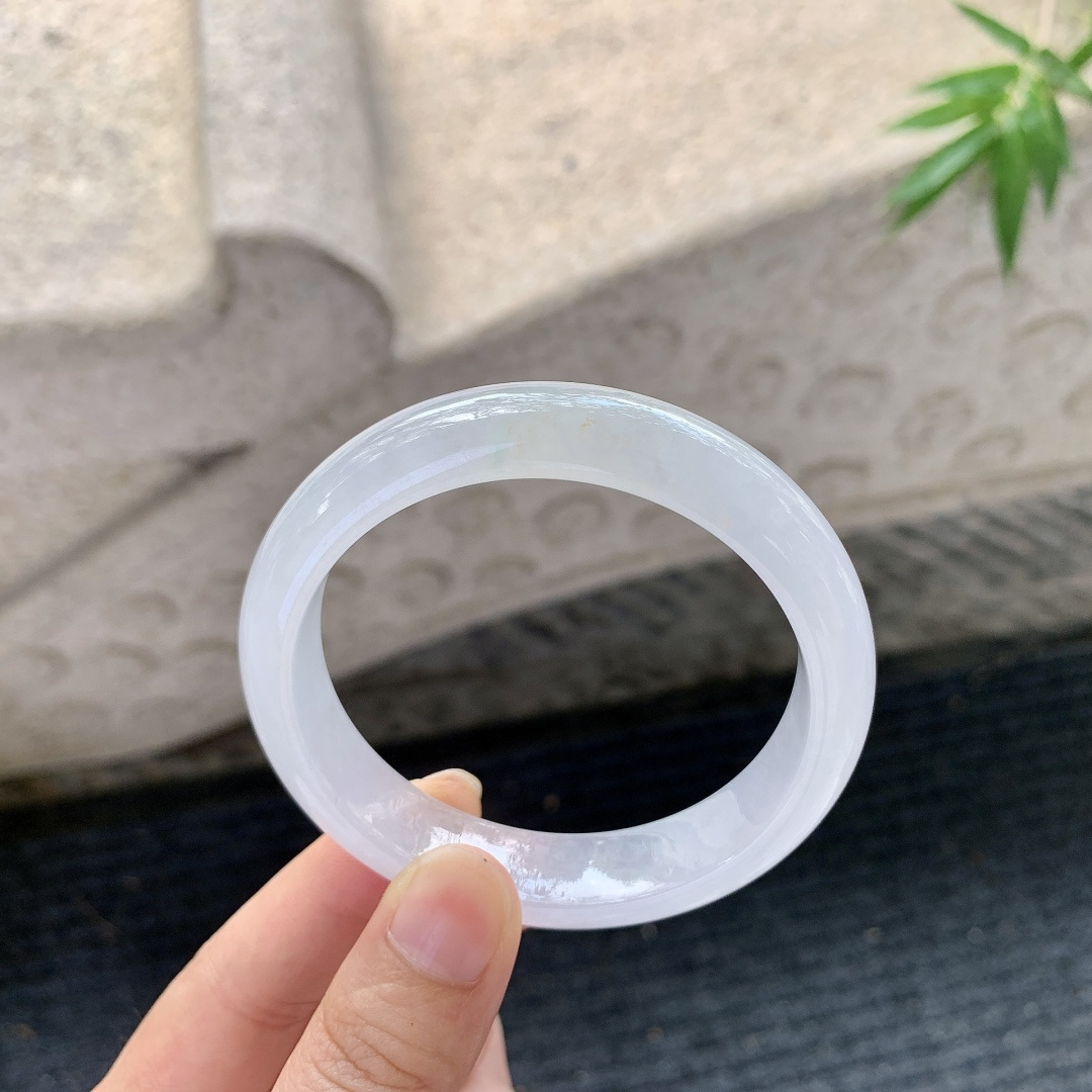 正圈55 56【圈口】55.7/12.5/7.8【编码】Q5031280【描述】飘黄翡飘绿，水润，种老，细腻，打灯有棉线