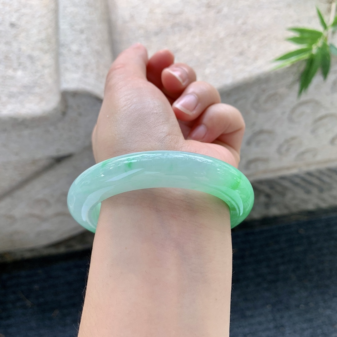 正圈54 55【圈口】55/12/10【编码】YT031568【描述】阳绿，水润，种老，细腻，无纹裂