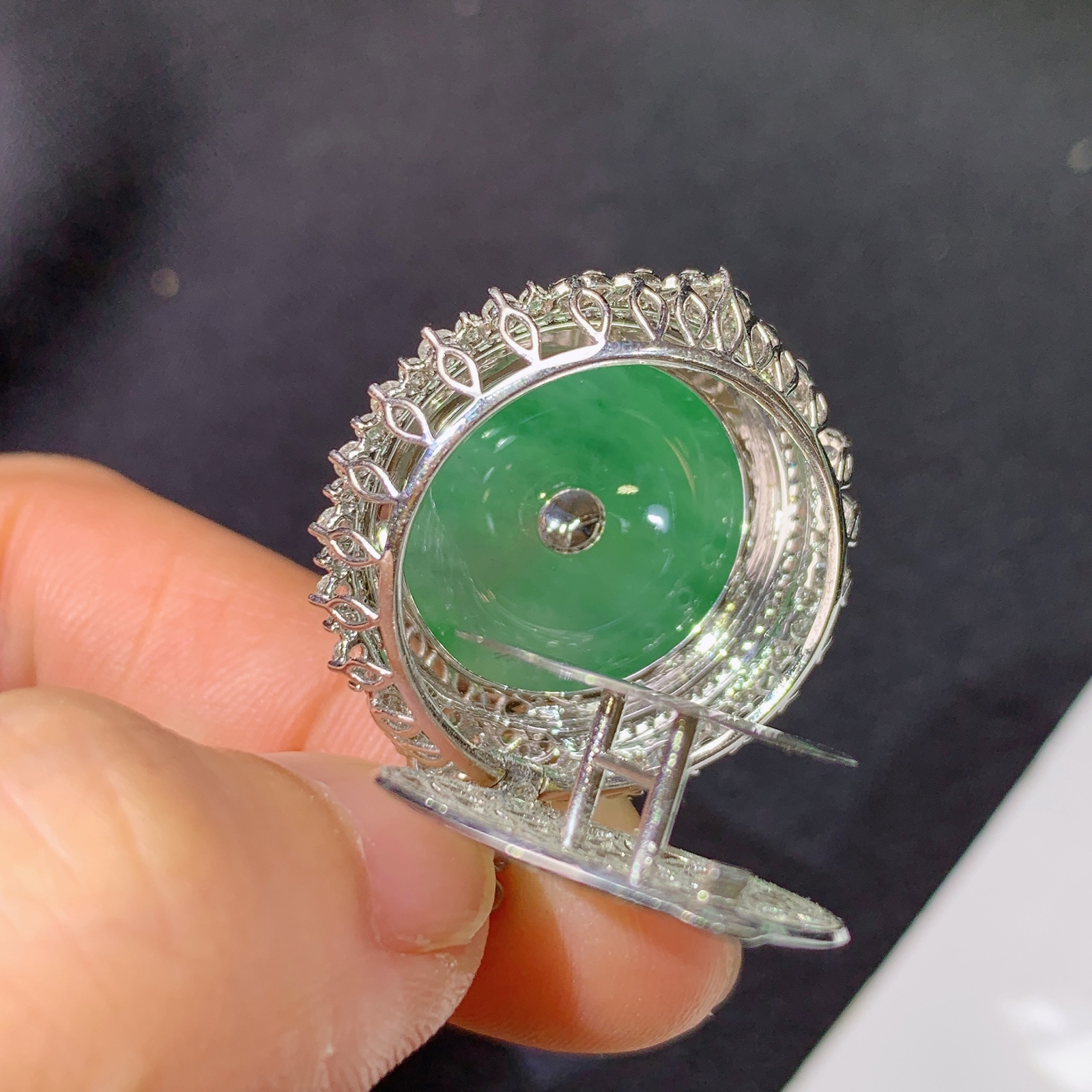 冰飘绿平安扣吊坠，18k金镶嵌，冰润色阳，玉质细腻，种水足，y5 尺寸33.9*24.8*10.5