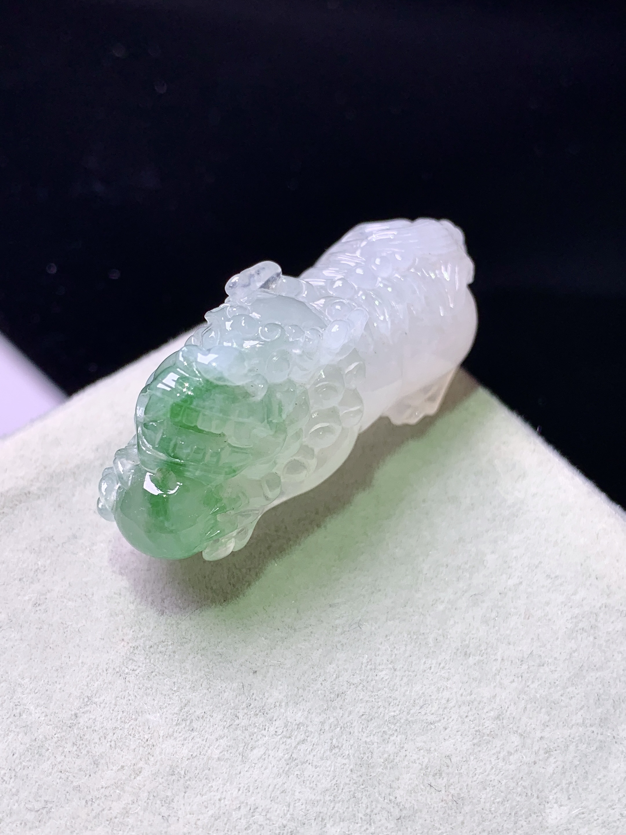 飘绿貔貅吊坠 玉质细腻 色泽艳丽清新 水润亮眼 整体尺寸36.2*12.6*14a5