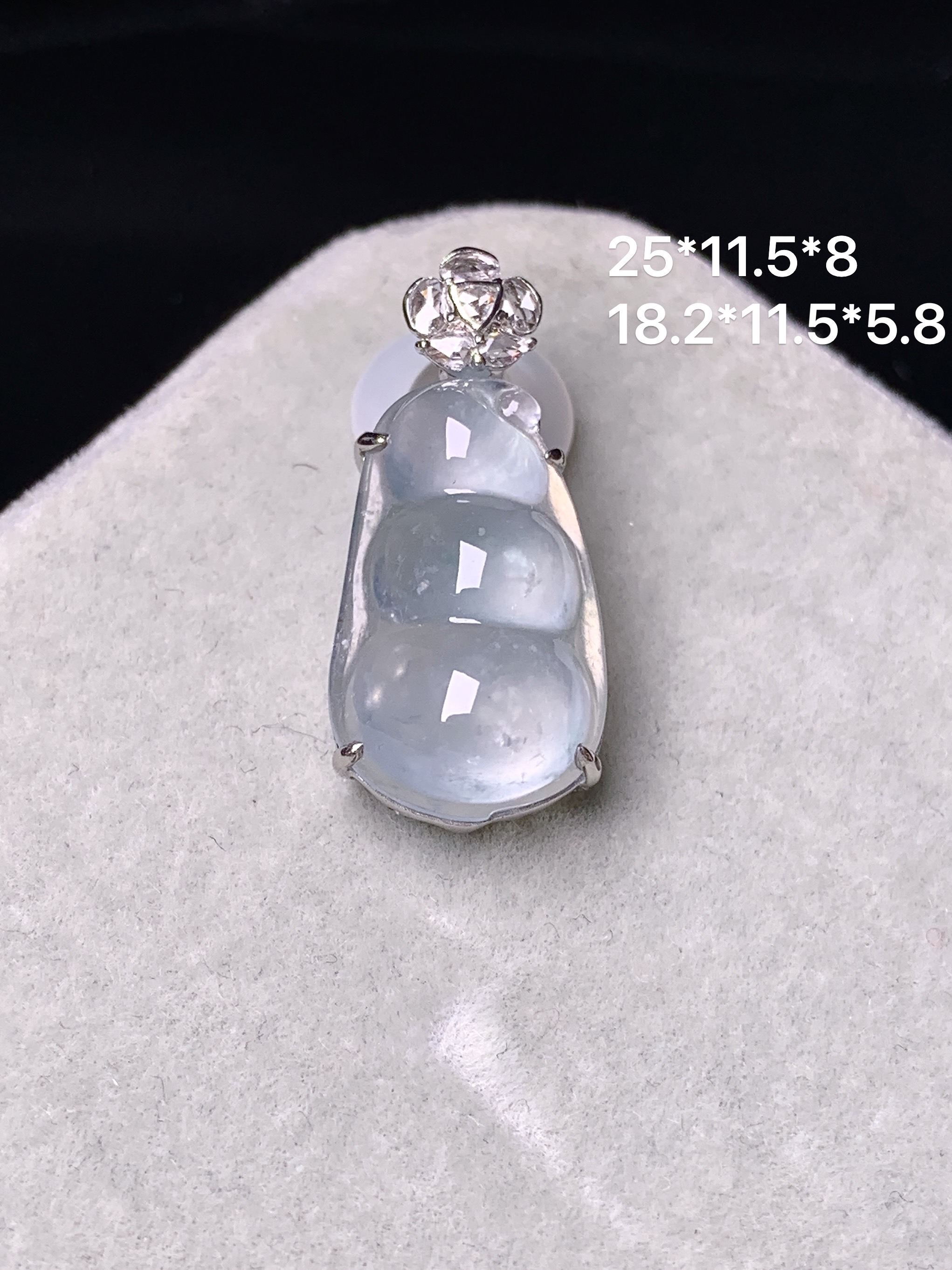 18k金钻镶嵌冰种四季豆吊坠 玉质细腻 色泽艳丽清新 水润亮眼 整体尺寸25*11.5*8c1