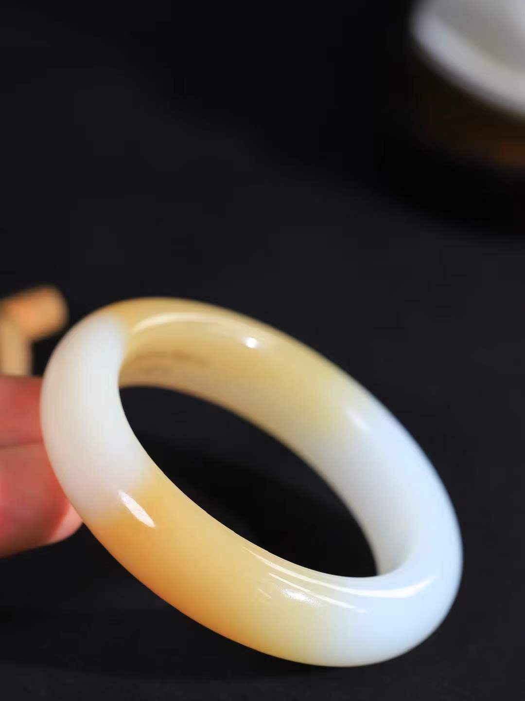 【暖玉生香·手镯】

精品和田玉糖白玉手镯，质地油润细腻，色泽高贵典雅，镯型古朴典雅。在诗情画意的雨巷相遇，你是我腕间的一抹风情，有你眸有深情，清风荡漾湖间静水，我愿俯身低眉，在烟波涟漪处，寻你深情倩影。内径50.5mm尺寸14.2-9.8mm重63.7克  6940758A